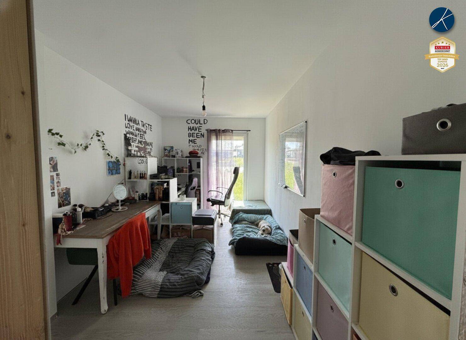 Helles Jugendzimmer mit Schreibtisch, Regalen und einem Schlafbereich, vielseitig nutzbar.