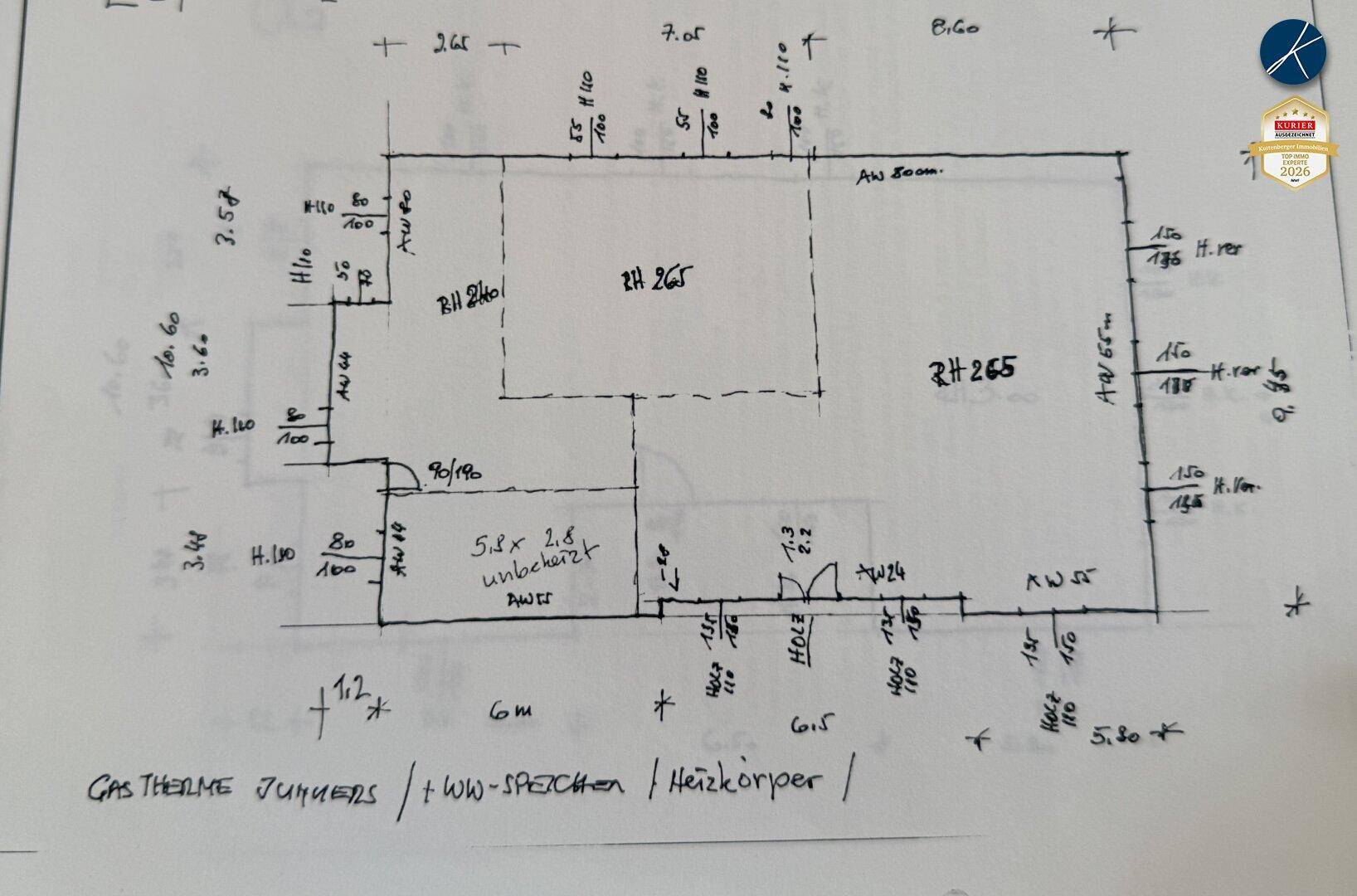 Handgezeichneter Grundriss mit Maßen und Raumaufteilung, inklusive Heizungsinformationen.