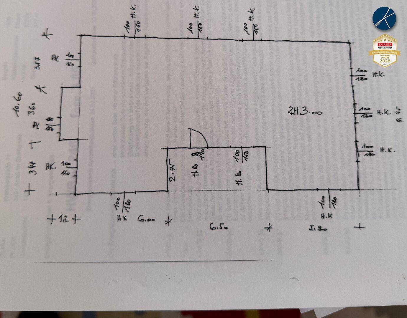 Handgezeichneter Grundriss mit Raummaßen und Heizkörperpositionen.