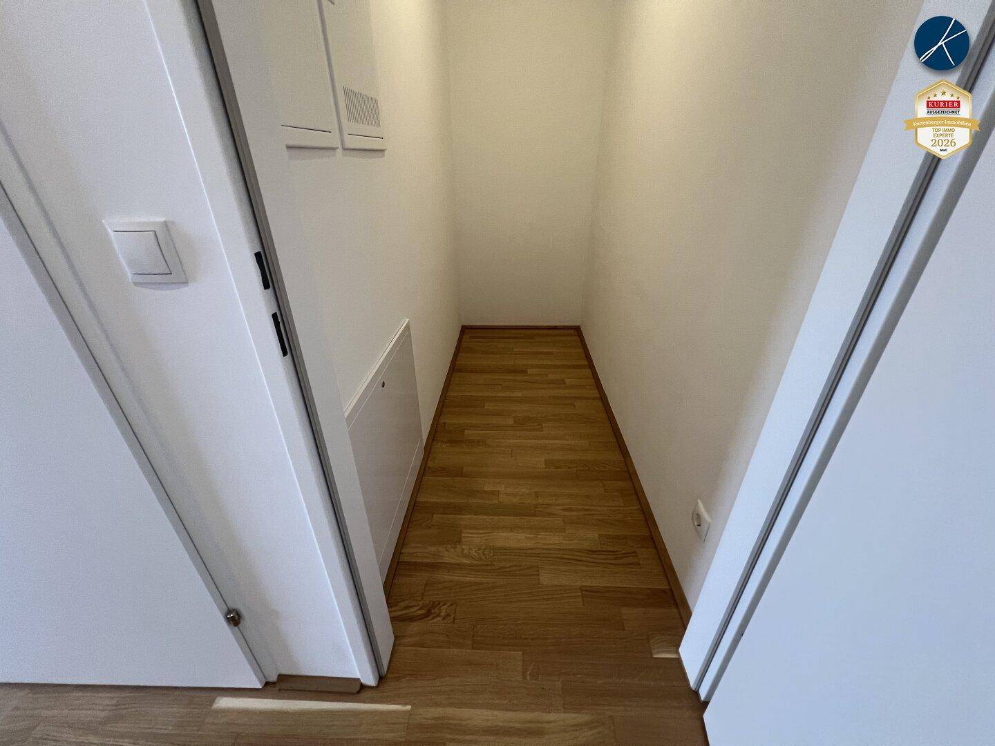 Praktischer Abstellraum mit Holzboden, ideal für zusätzlichen Stauraum.