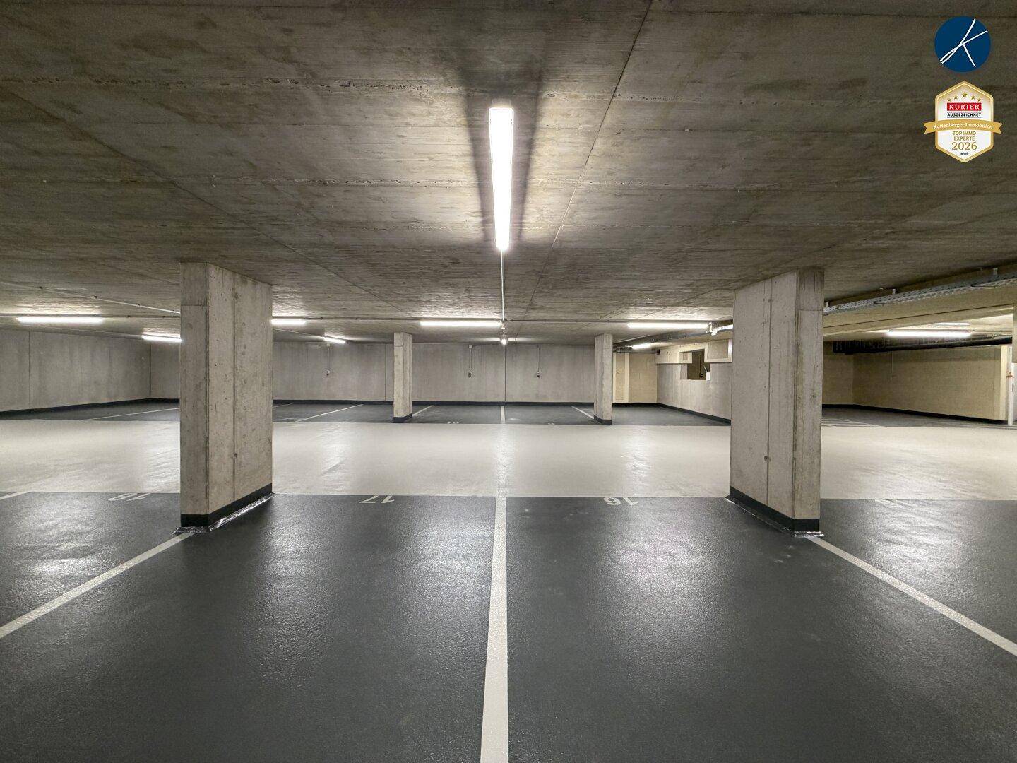 Weitere Ansicht der Tiefgarage mit zahlreichen Parkmöglichkeiten und guter Beleuchtung.