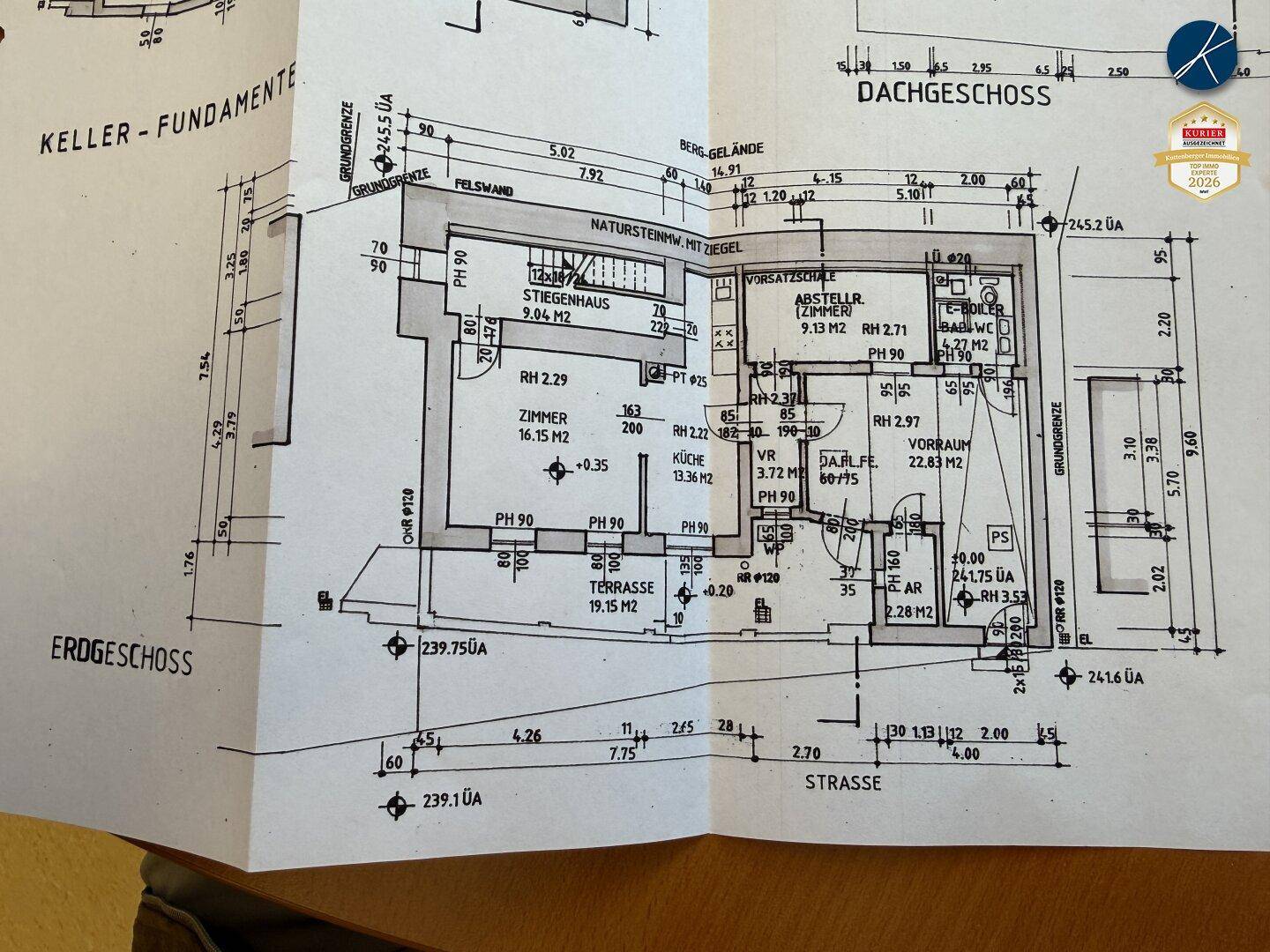Grundriss des Erdgeschosses und Kellerfundaments mit Zimmern und Terrasse.