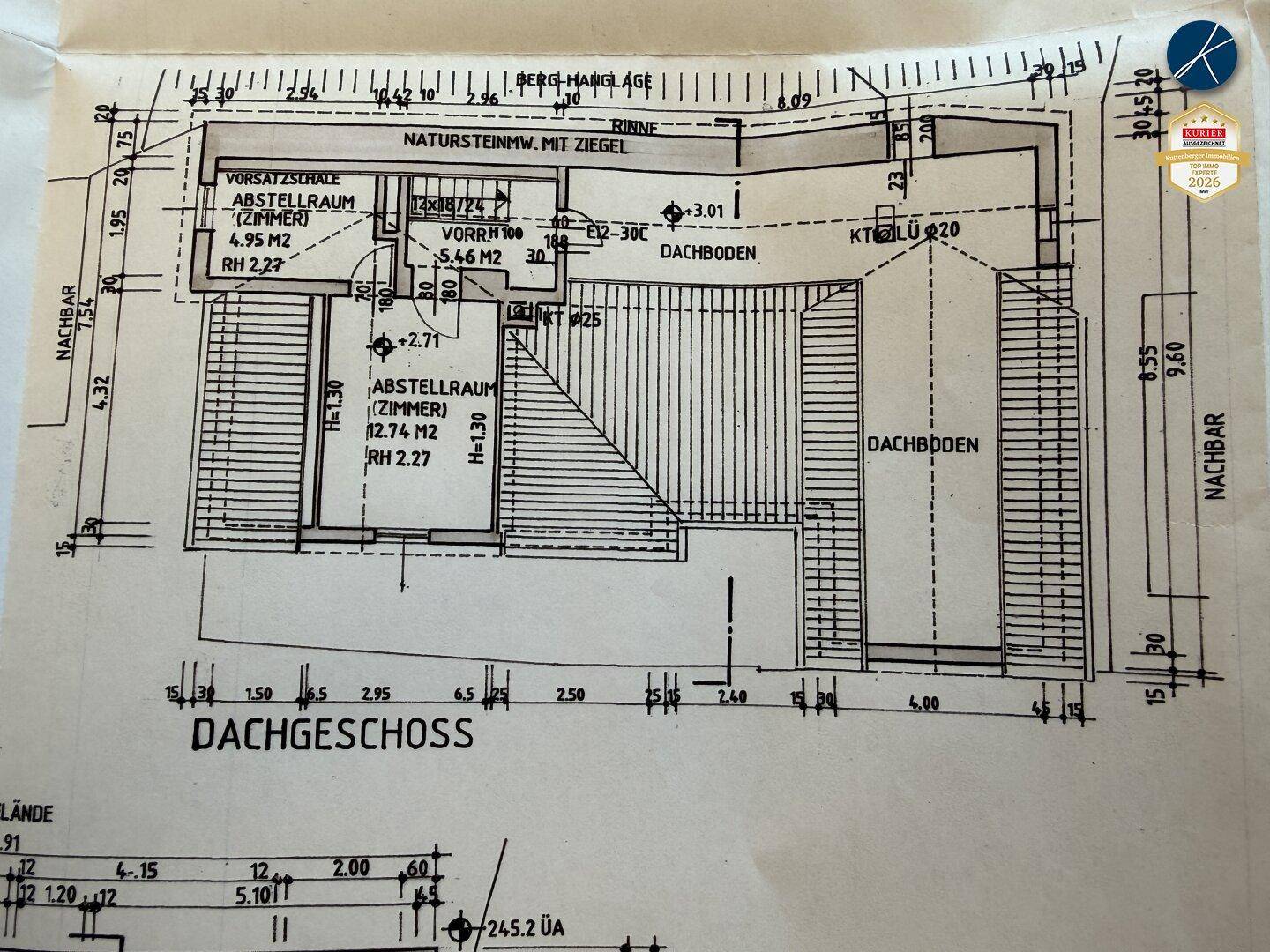 Grundriss des Dachgeschosses mit Abstellräumen und Dachbodenflächen.