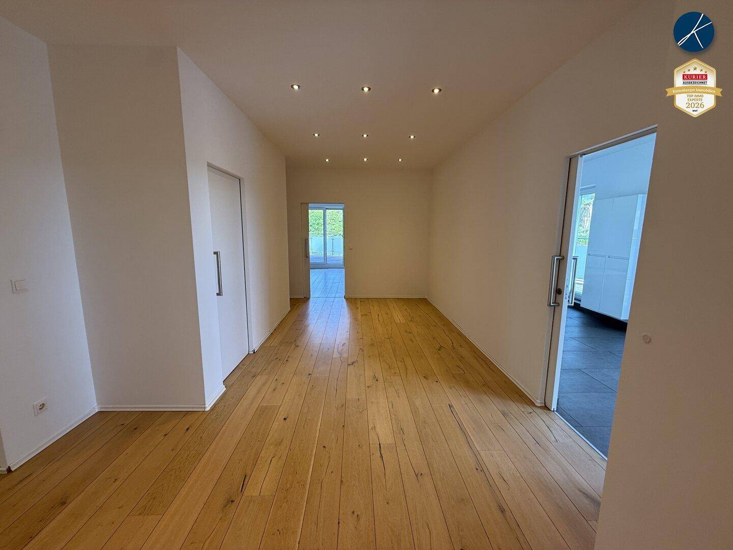 Heller Raum mit Parkettboden und Einbaustrahlern, ideal als Büro oder zusätzliches Wohnzimmer nutzbar.