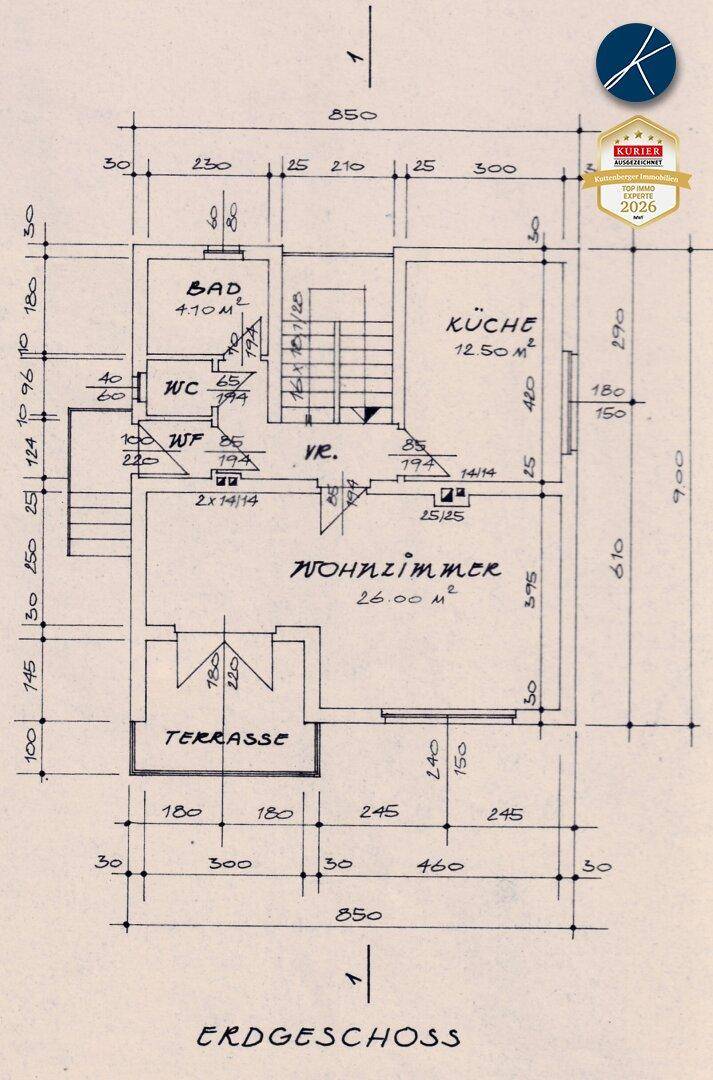 Grundriss des Erdgeschosses mit Wohnzimmer, Küche, Bad, WC und Terrasse.