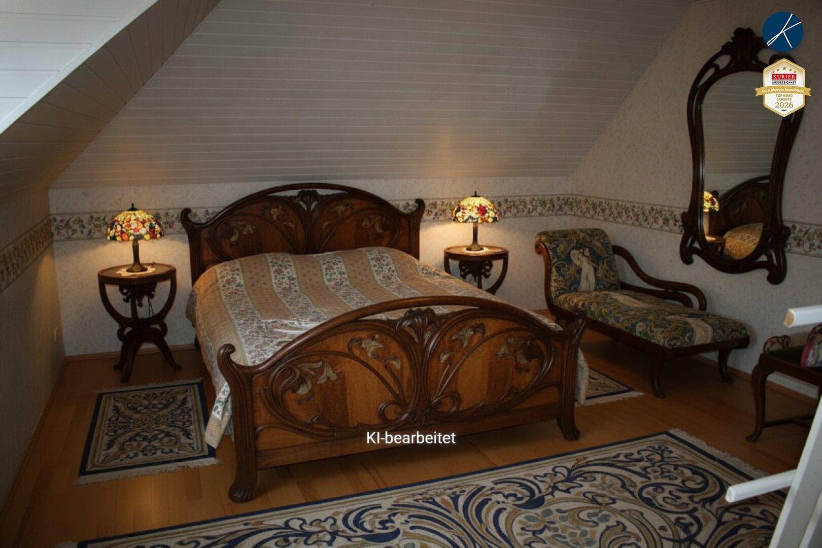Gemütliches Schlafzimmer im Dachgeschoss mit Holzbett, Nachttischen und Spiegel.