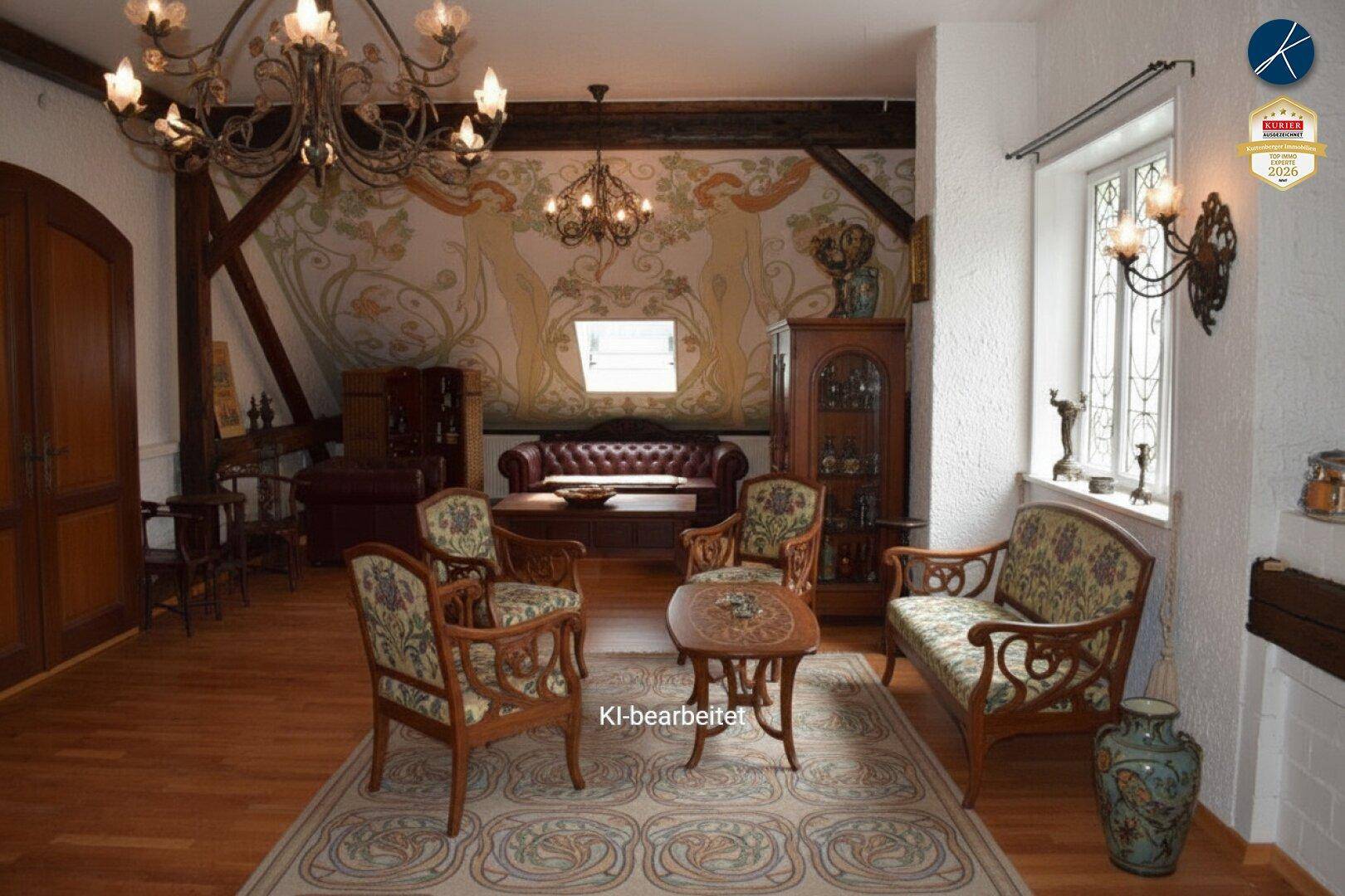 Elegantes Dachgeschoss-Wohnzimmer mit kunstvollen Wandmalereien, Holzbalken und antiken Möbeln.