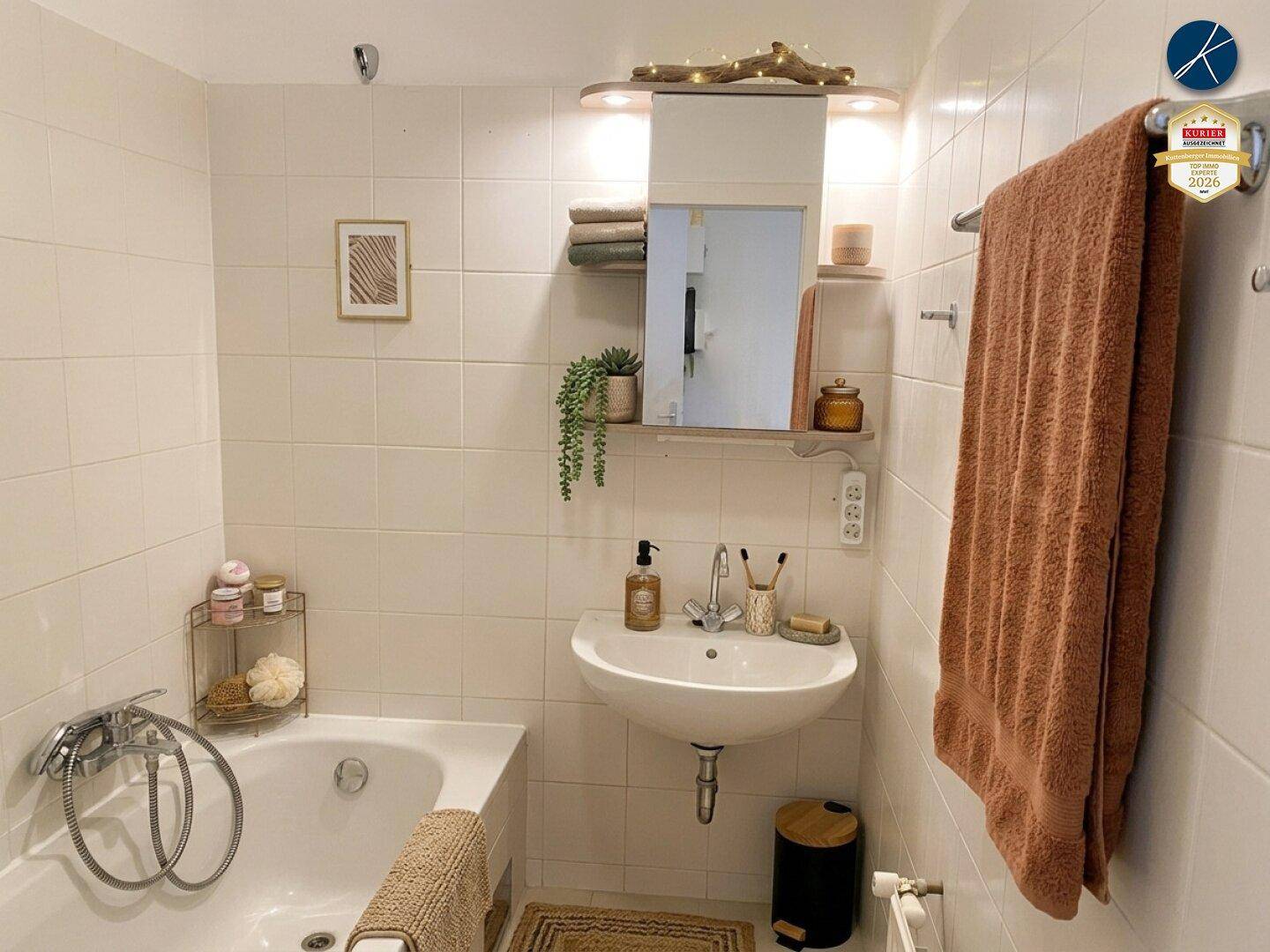 Funktionales Badezimmer mit weißen Fliesen, Badewanne und einem einzelnen Waschbecken unter einem Spiegel.
