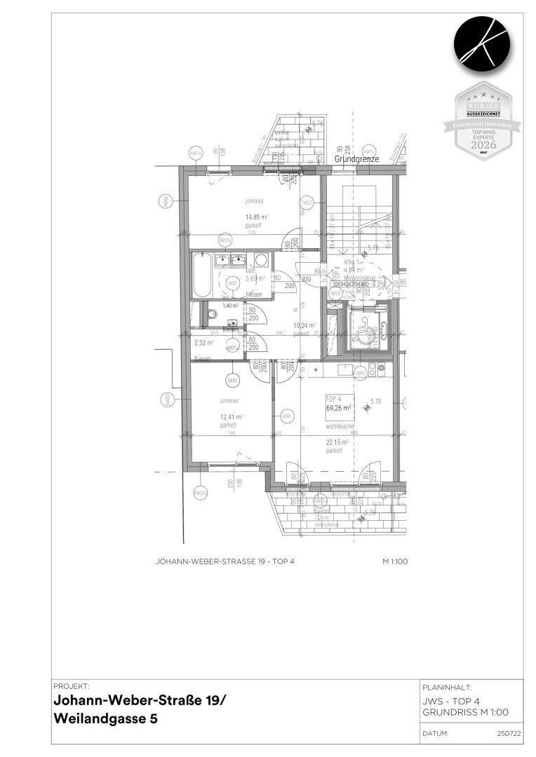 Grundriss einer Wohnung mit mehreren Zimmern und Balkonzugang.