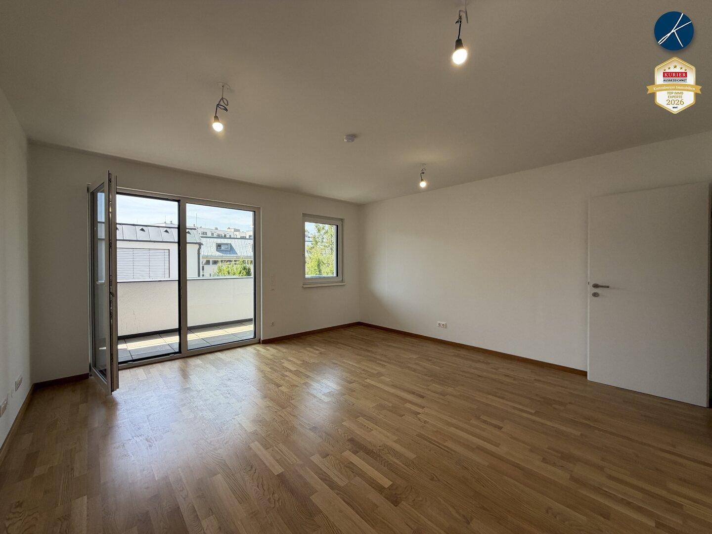 Geräumiges, helles Zimmer mit Parkettboden und offener Balkontür, ideal für Wohnzwecke.