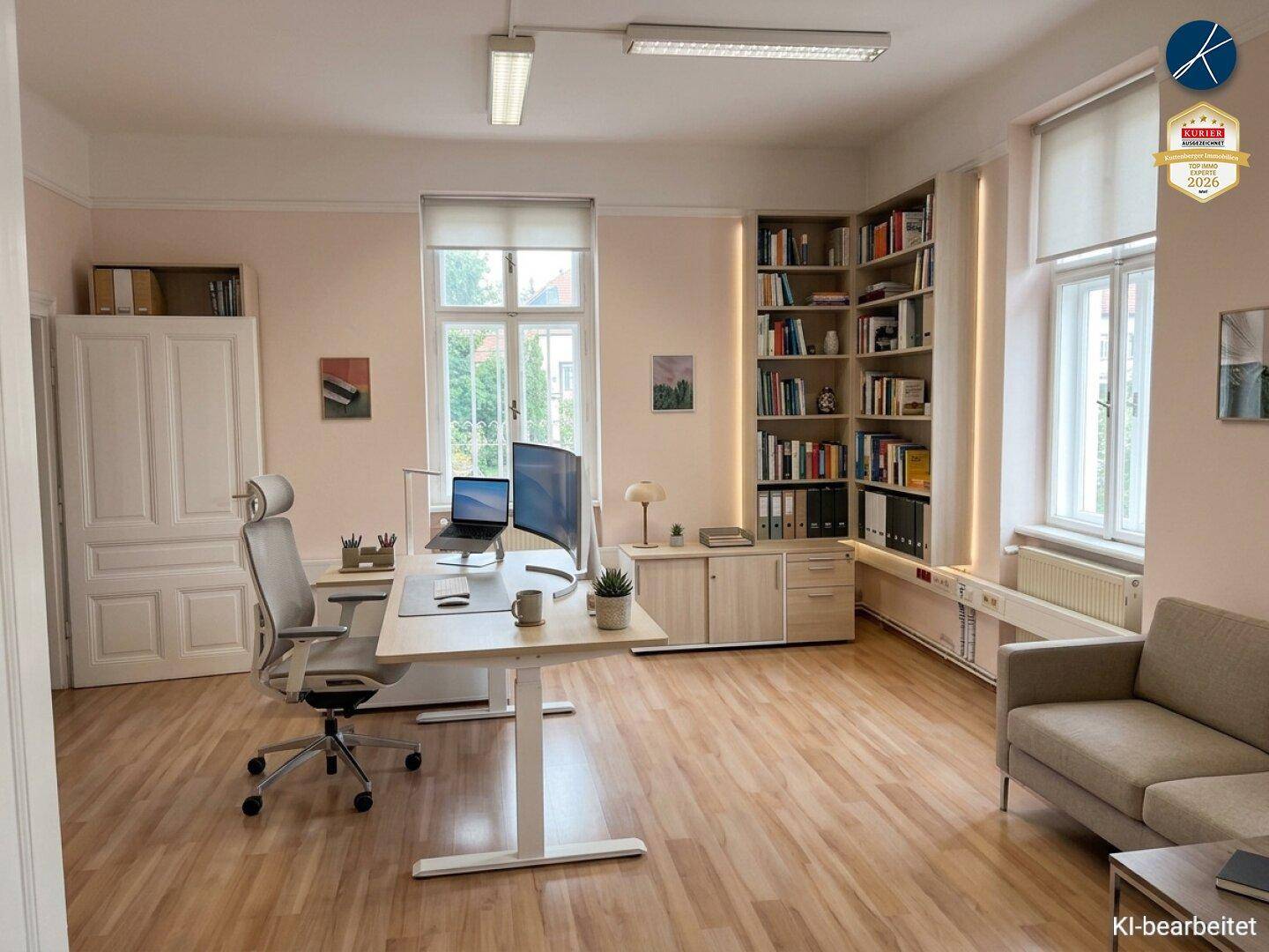 Geräumiges Büro mit modernem Schreibtisch, Sofa und großem Bücherregal, gut beleuchtet durch Fenster.