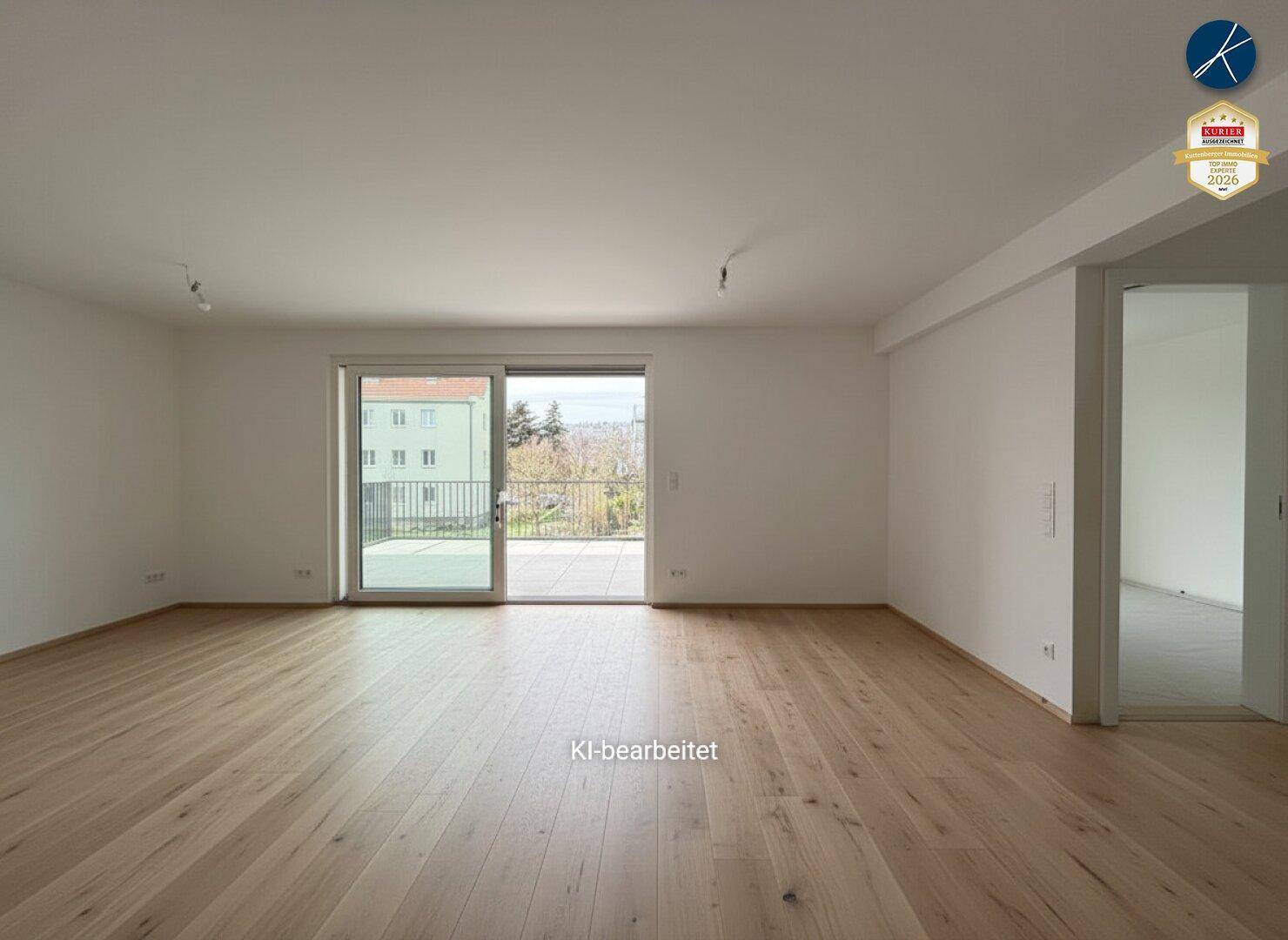 Helles, leeres Wohnzimmer mit elegantem Holzparkett und direktem Zugang zum Balkon.