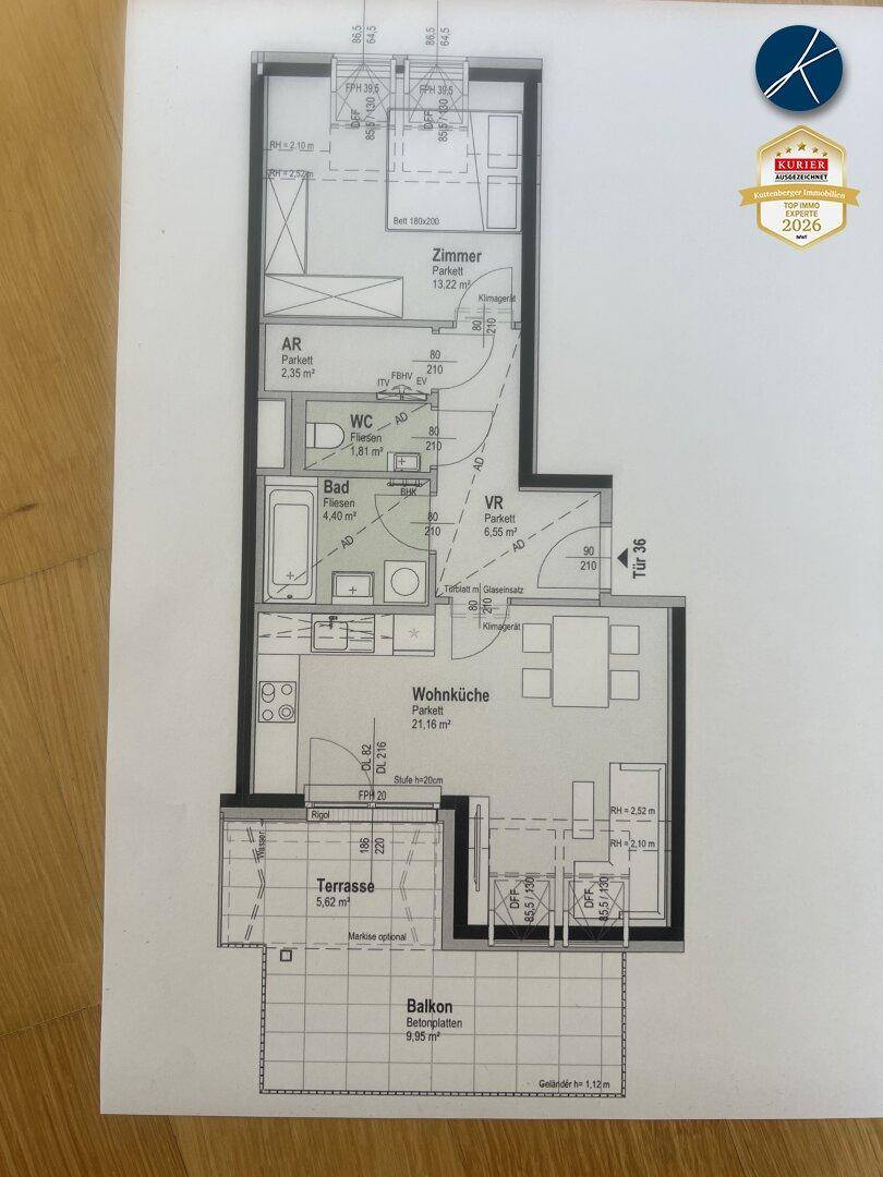 Grundriss einer Wohnung mit Wohnküche, Bad, WC, Zimmer, Terrasse und Balkon.