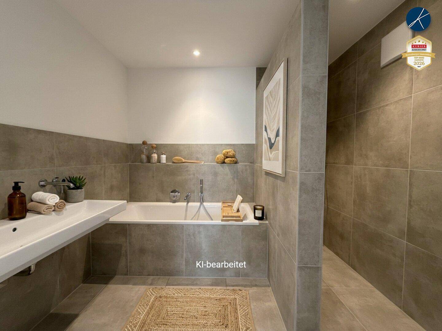 Modernes Badezimmer mit Badewanne, großformatigen Fliesen und Einzelwaschbecken.