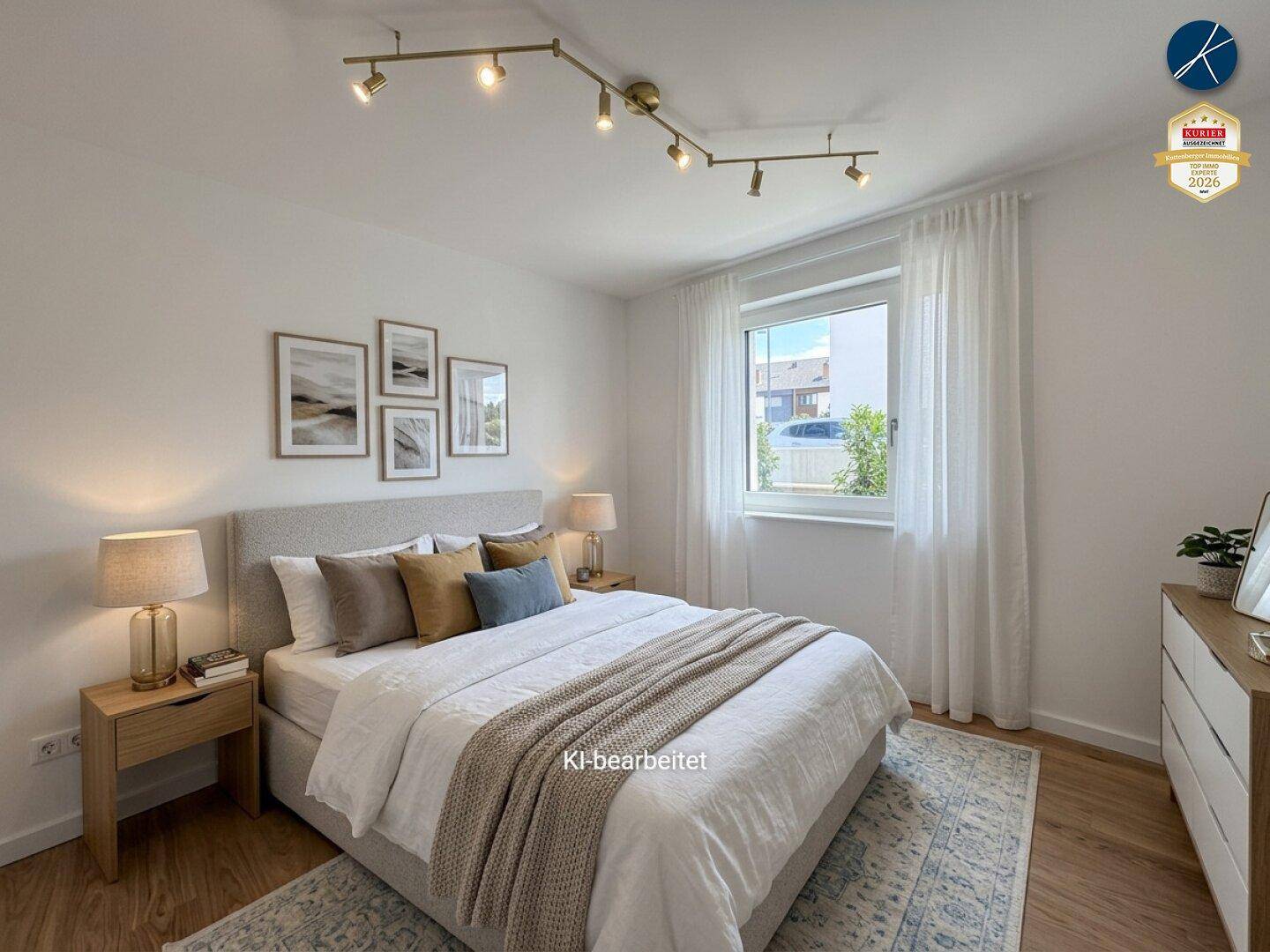 Helles Schlafzimmer mit Holzboden, großem Fenster und moderner Einrichtung.