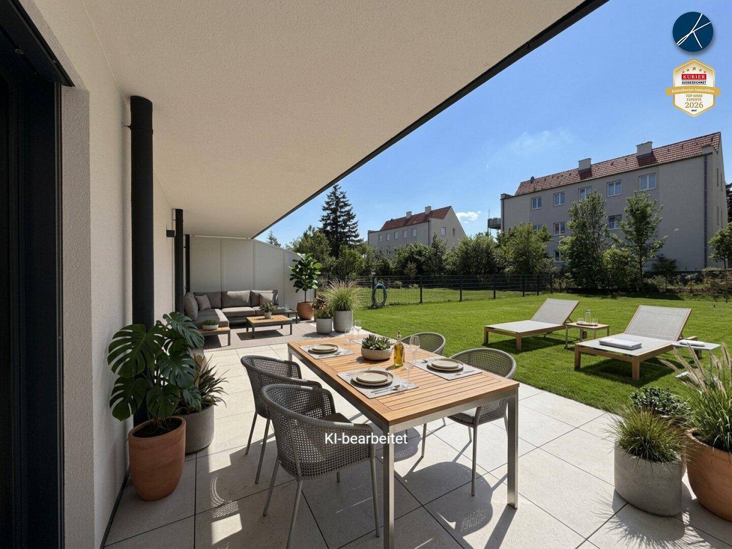 Großzügige, möblierte Terrasse mit Essbereich und Lounge, umgeben von einem gepflegten Rasen.