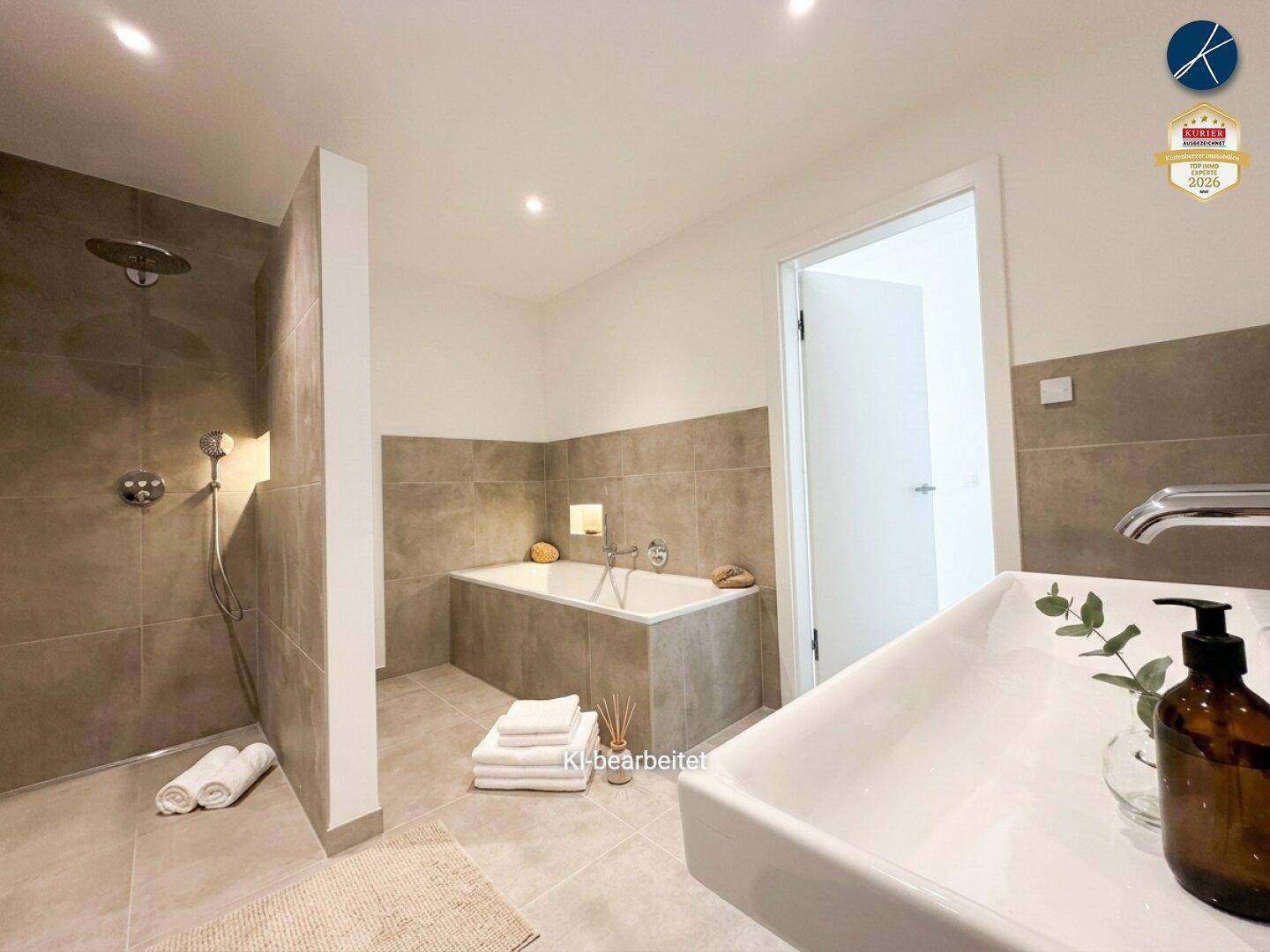 Modernes Badezimmer mit großer Badewanne, begehbarer Dusche und elegantem Einzelwaschbecken.