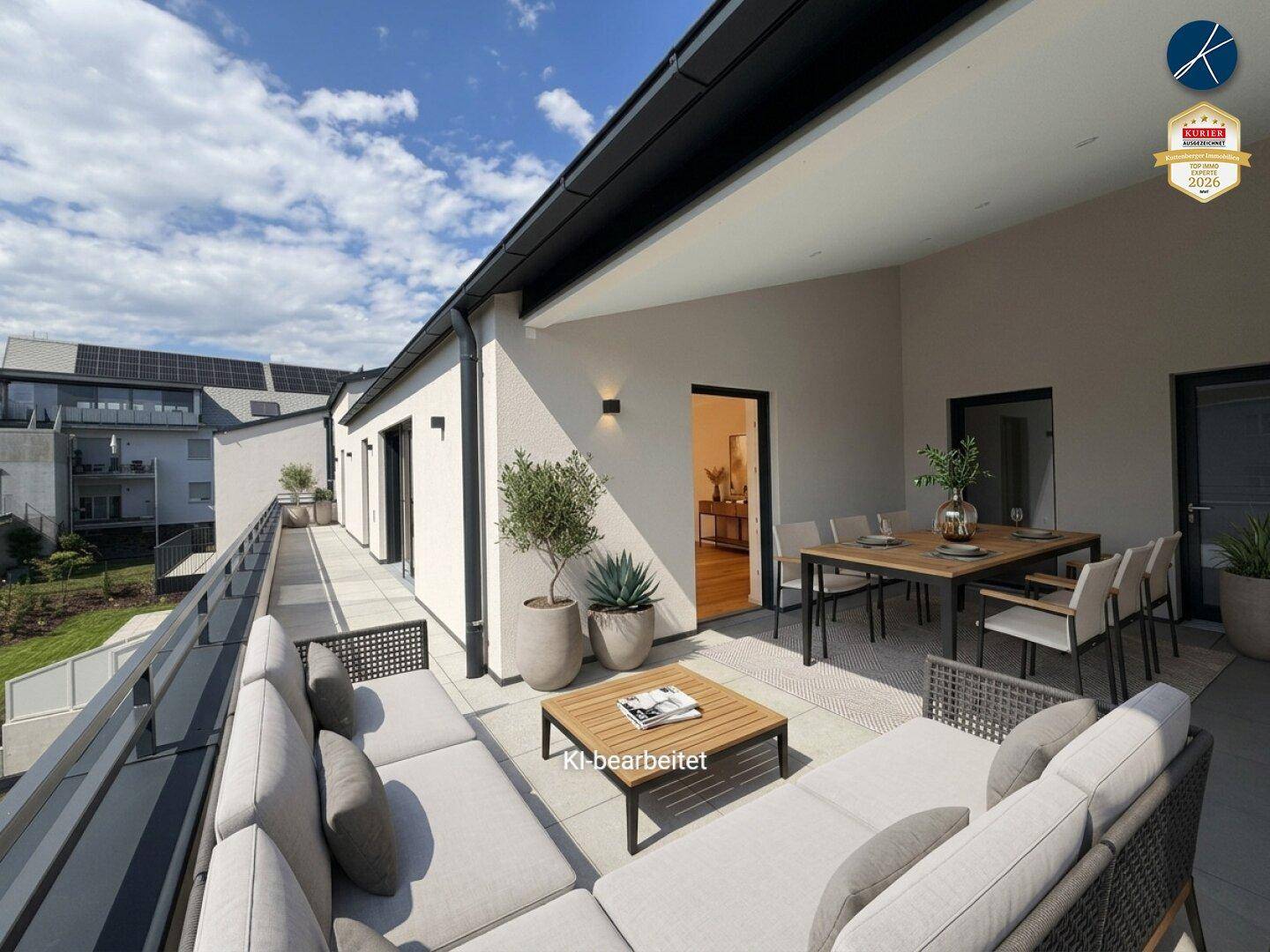 Weitläufige Dachterrasse mit Ess- und Loungebereich, umgeben von Pflanzen und mit Weitblick.
