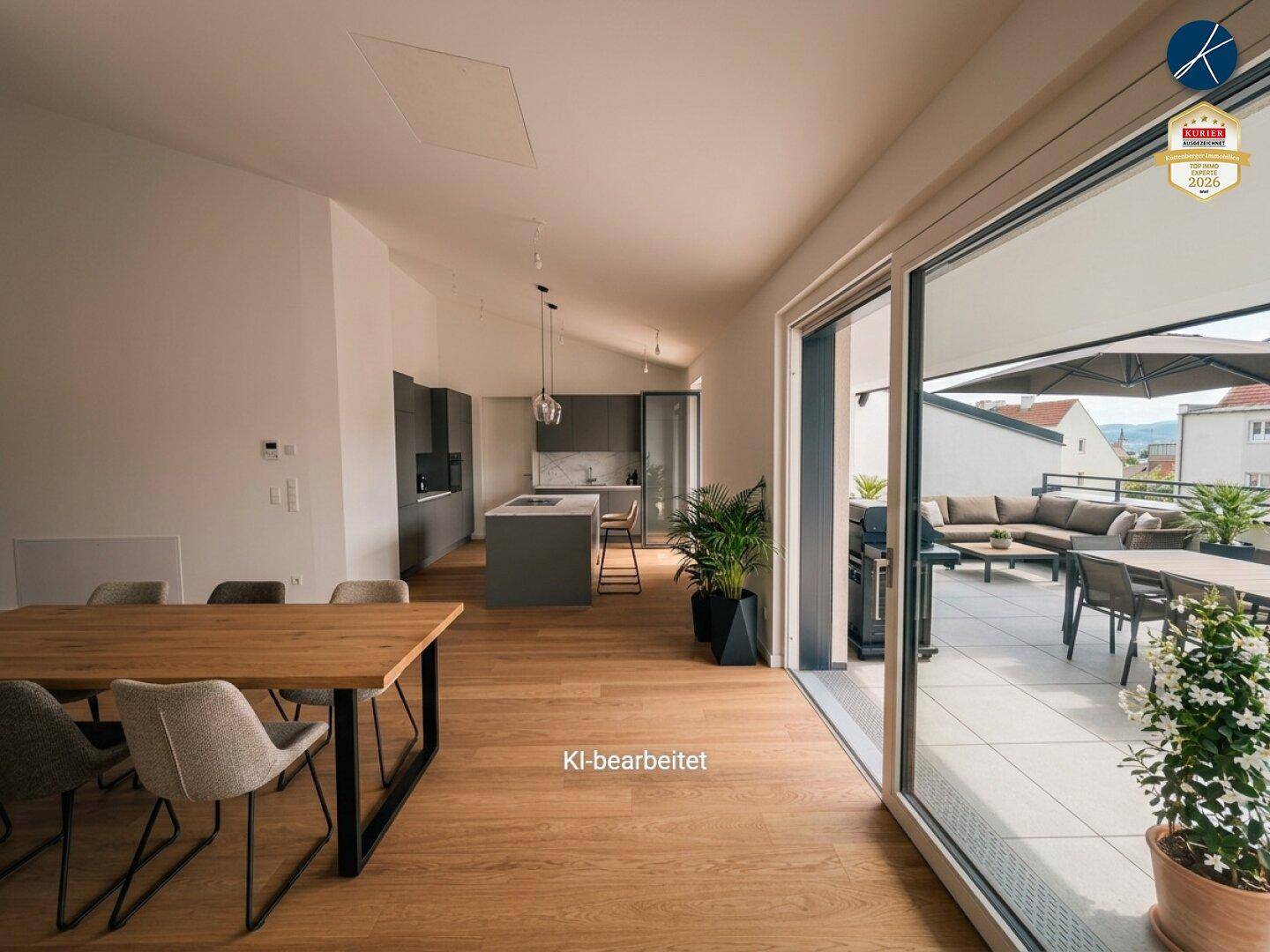 Heller offener Wohn-Essbereich mit moderner Küche, Holzboden und Zugang zur großzügigen Dachterrasse.