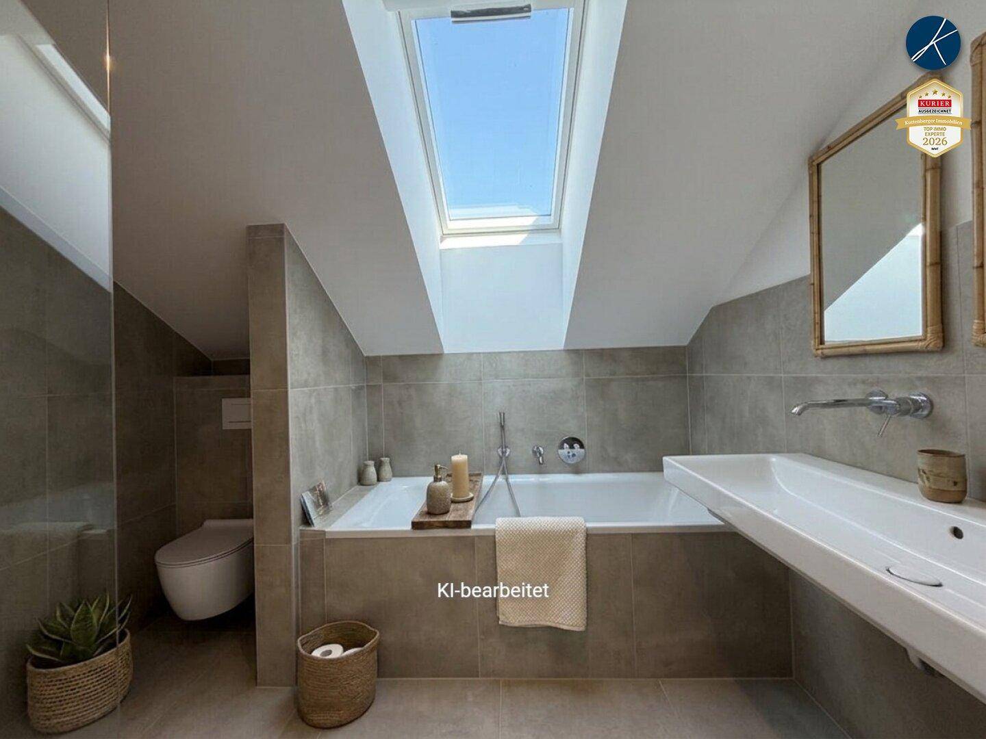 Modernes Badezimmer mit Badewanne, Wand-WC, Einzelwaschbecken und einem Dachfenster für Tageslicht.