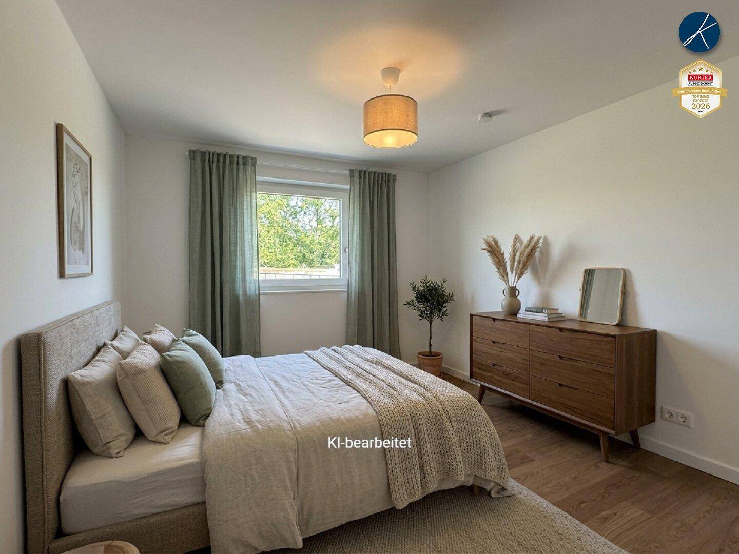 Gemütliches Schlafzimmer mit Holzboden, beigem Bett und einem Fenster mit Blick ins Grüne.