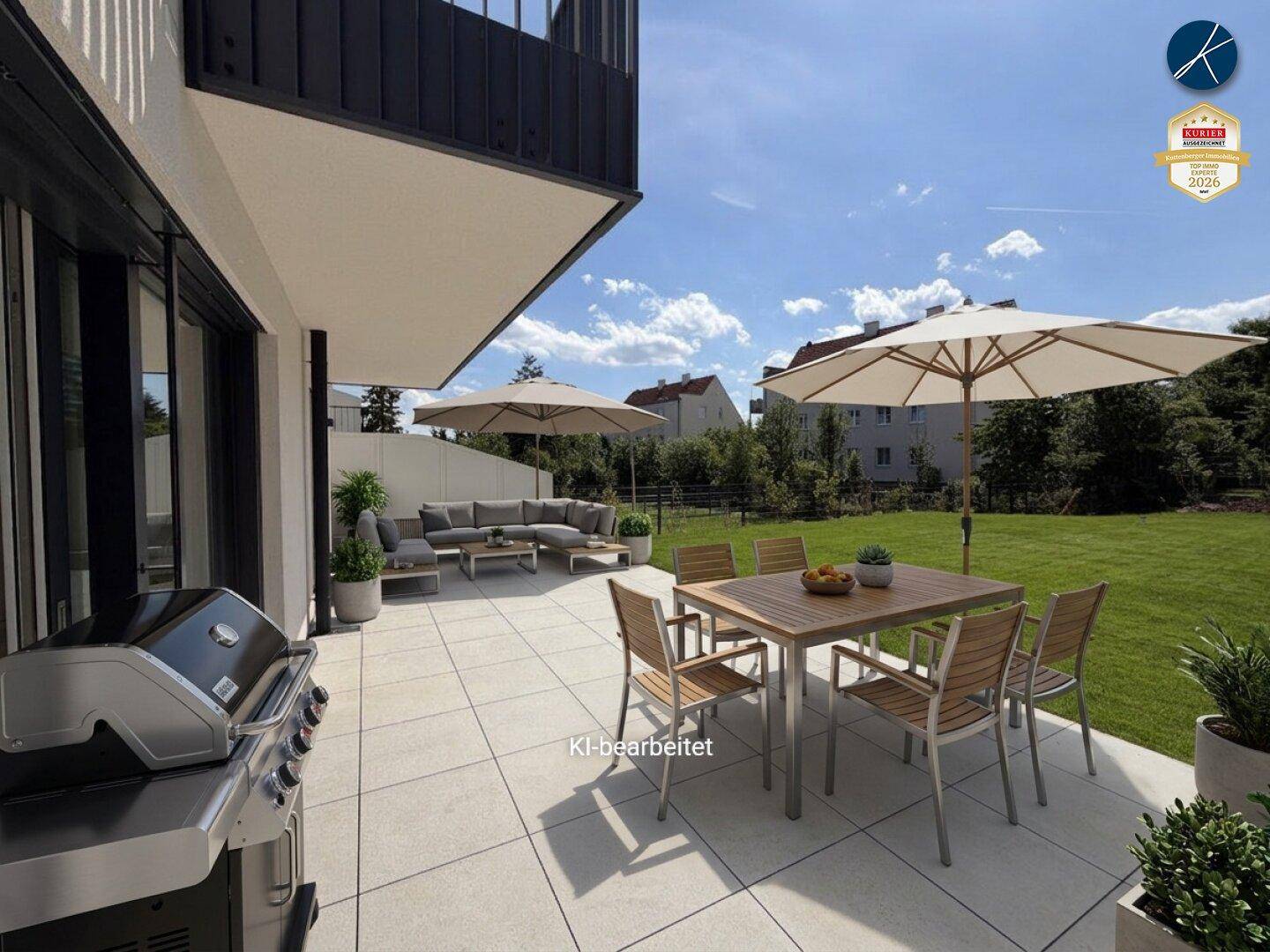 Große geflieste Terrasse mit Essbereich, Lounge-Möbeln und direktem Zugang zum Garten.