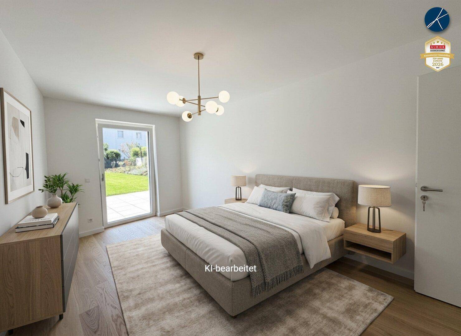 Helles Schlafzimmer mit Holzboden, modernem Bett und direktem Zugang zum grünen Garten.