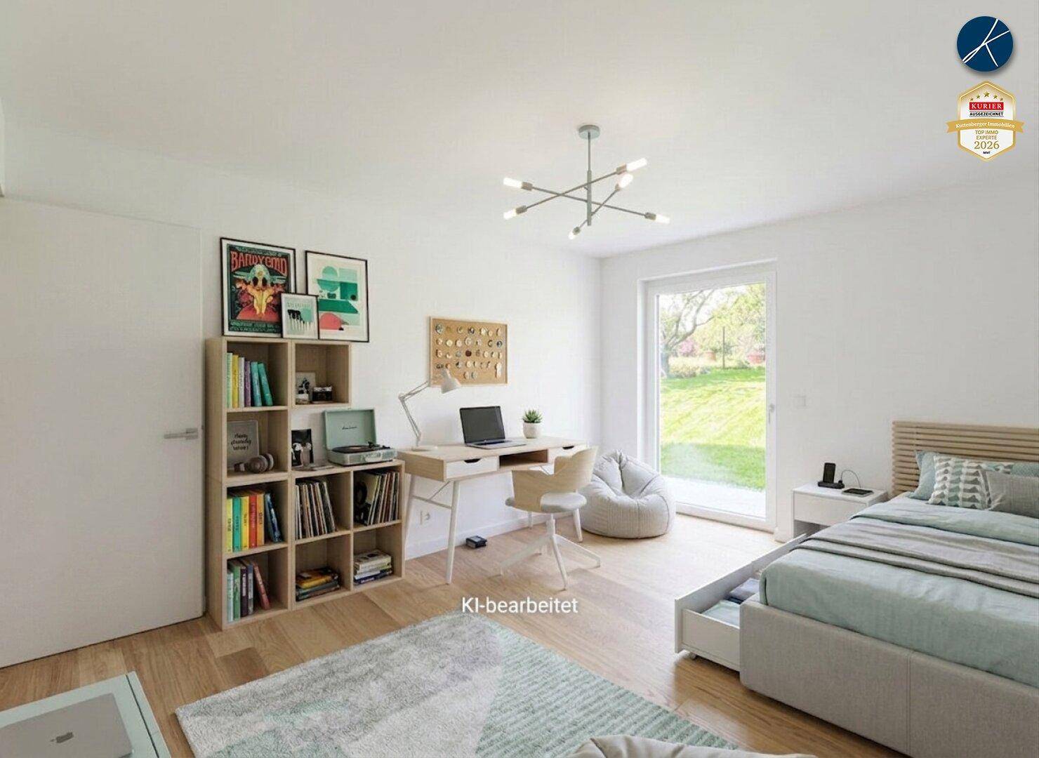 Helles Zimmer mit Holzboden, Schreibtisch und Zugang zum Garten, ideal als Büro oder Kinderzimmer.