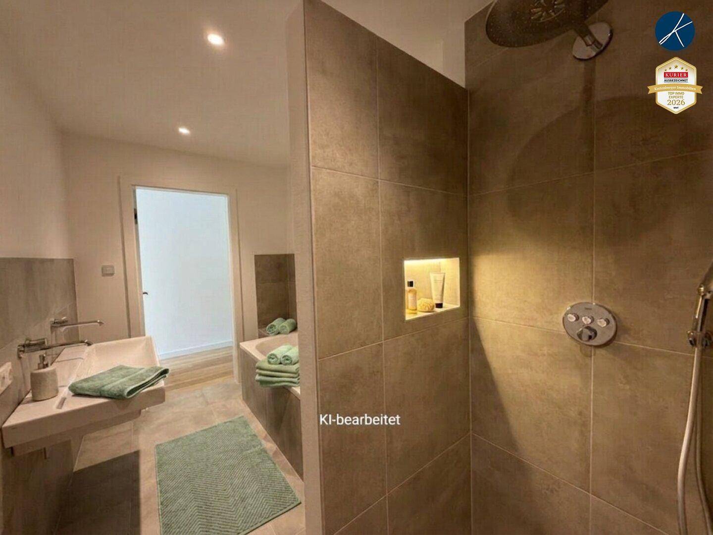 Modernes Badezimmer mit großformatigen Fliesen, begehbarer Dusche und integrierter Nische.