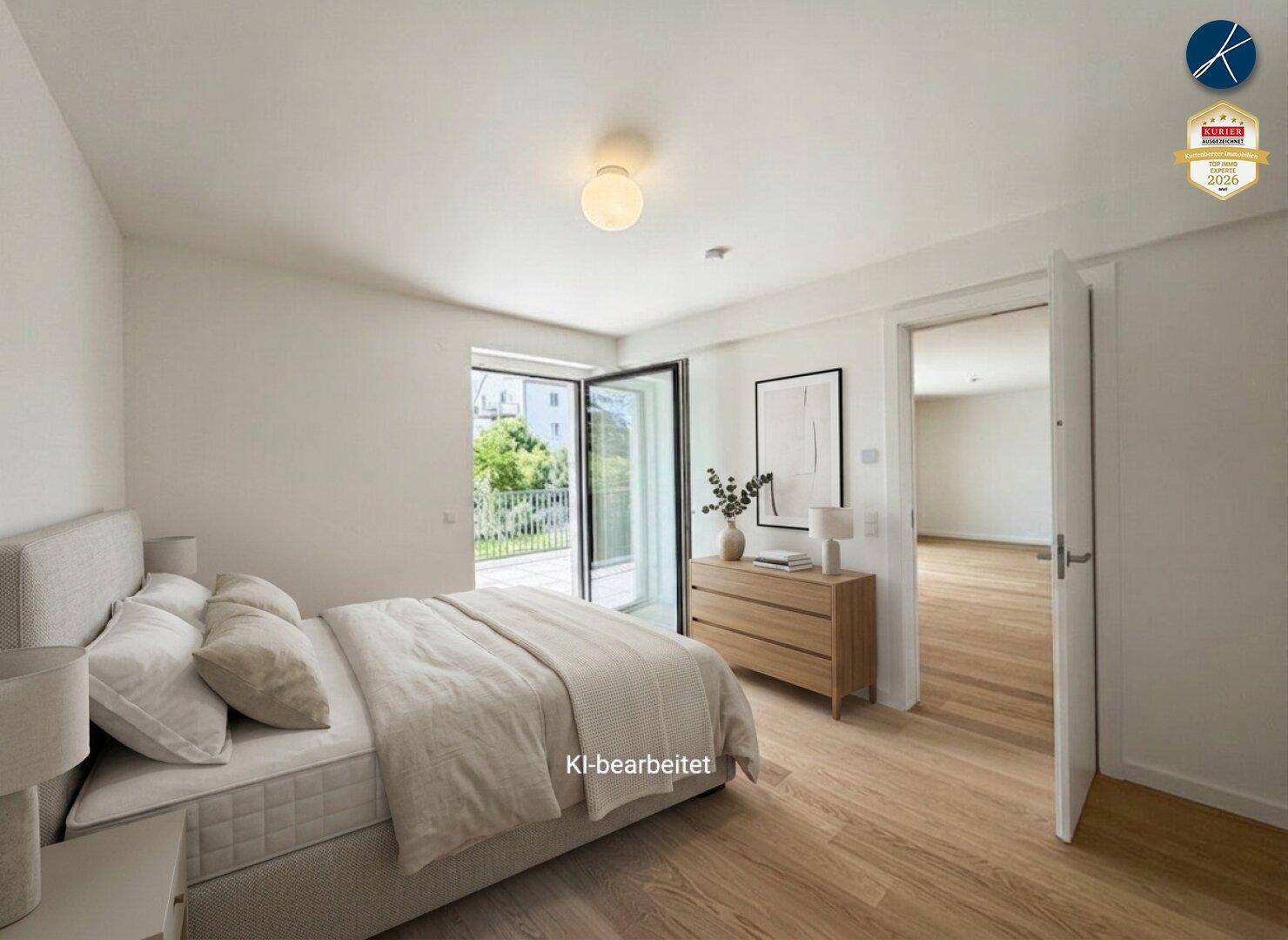 Helles Schlafzimmer mit Holzboden, modernem Bett und direktem Zugang zu einem Balkon.