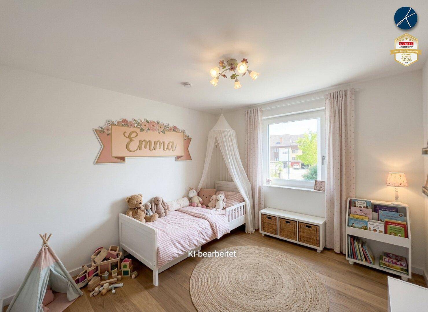 Liebevoll eingerichtetes Kinderzimmer mit Holzboden, Spielbereich und großem Fenster.