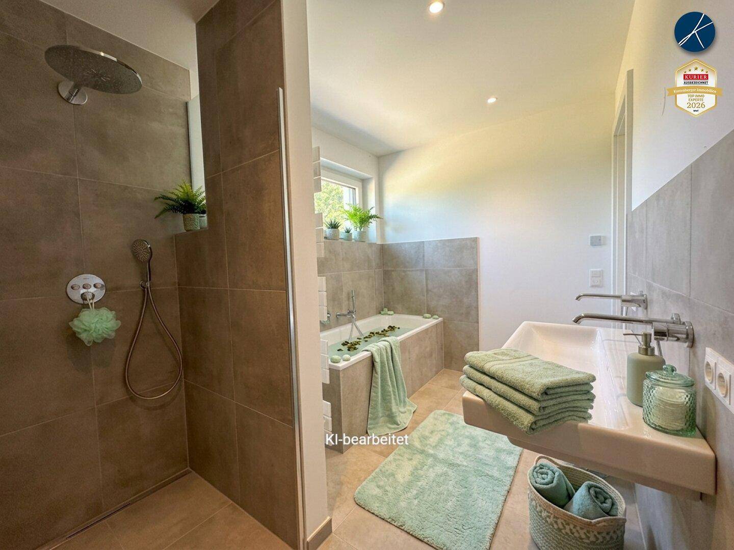 Modernes Badezimmer mit begehbarer Dusche, Badewanne, Doppelwaschbecken und Fenster.