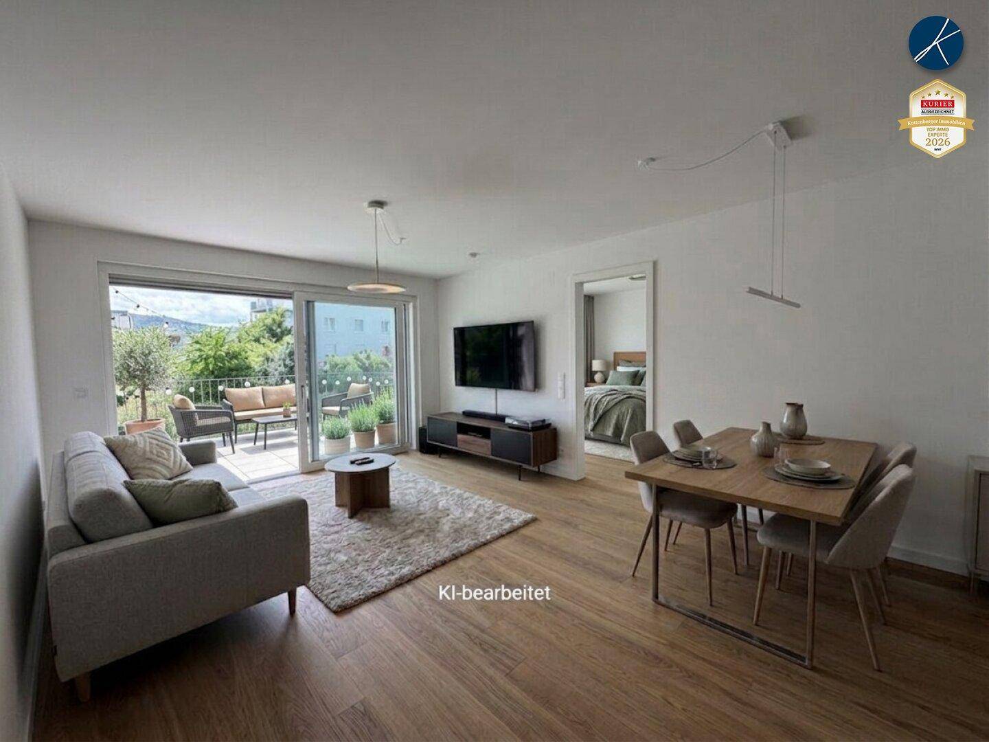 Heller Wohn-Essbereich mit Holzboden, gemütlichem Sofa und Zugang zu einer Außenterrasse.