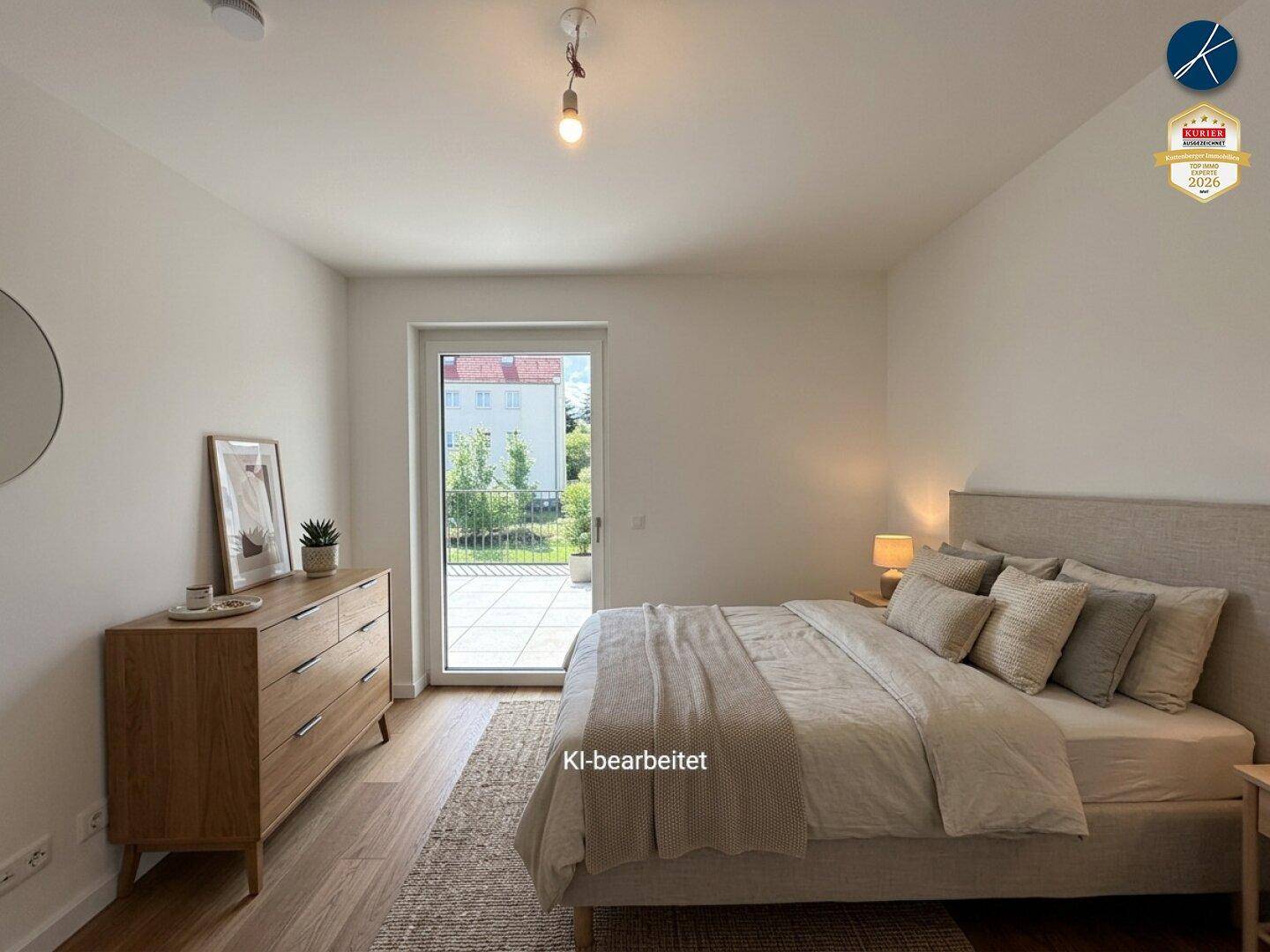 Gemütliches Schlafzimmer mit Holzboden, modernem Bett und direktem Zugang zu einem kleinen Balkon.