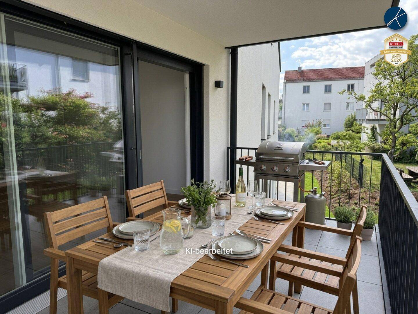 Möblierter Balkon mit Esstisch und Grill, ideal für entspannte Stunden im Freien.