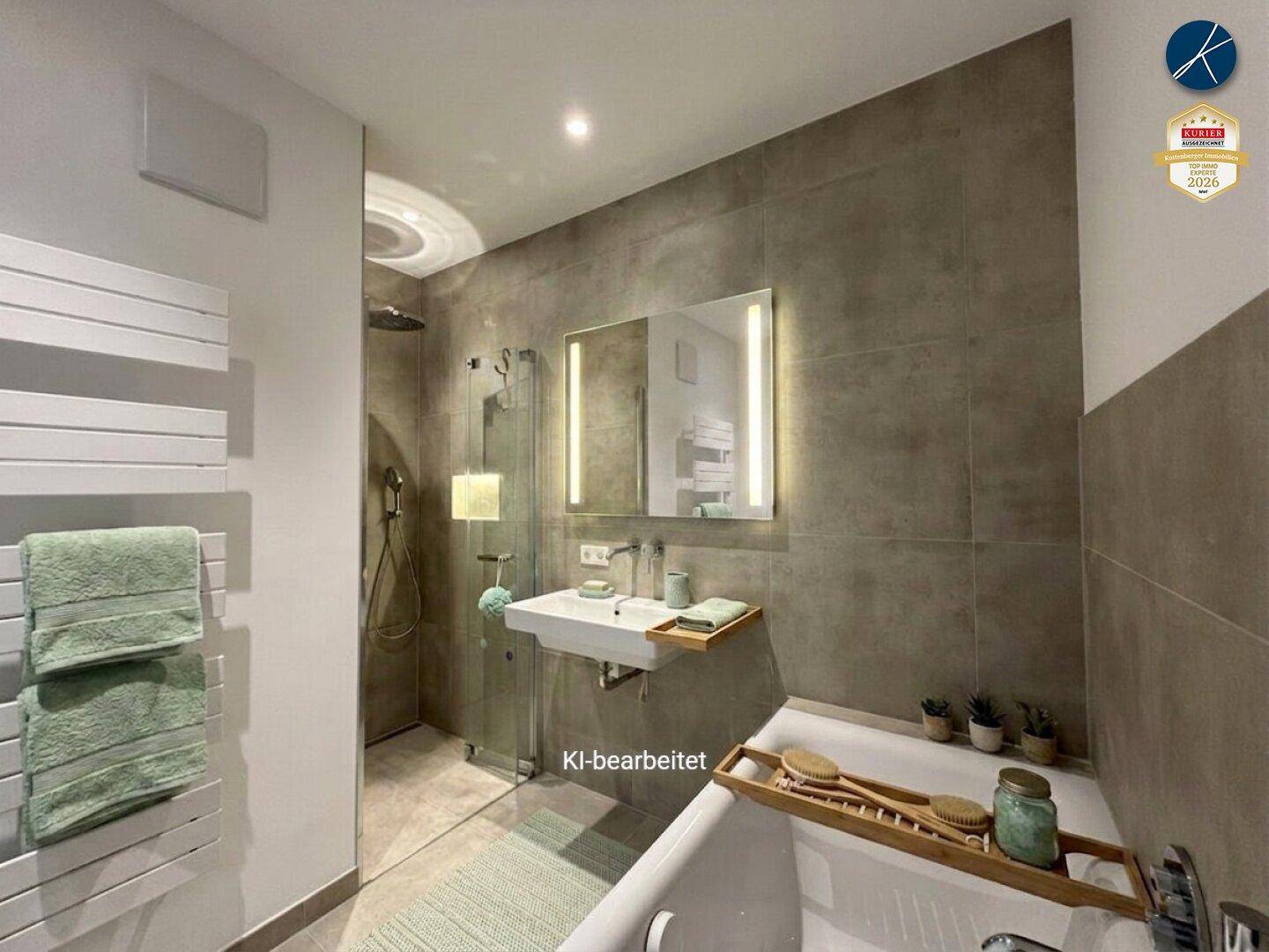 Modernes Badezimmer mit begehbarer Dusche, Badewanne und beheiztem Handtuchhalter.