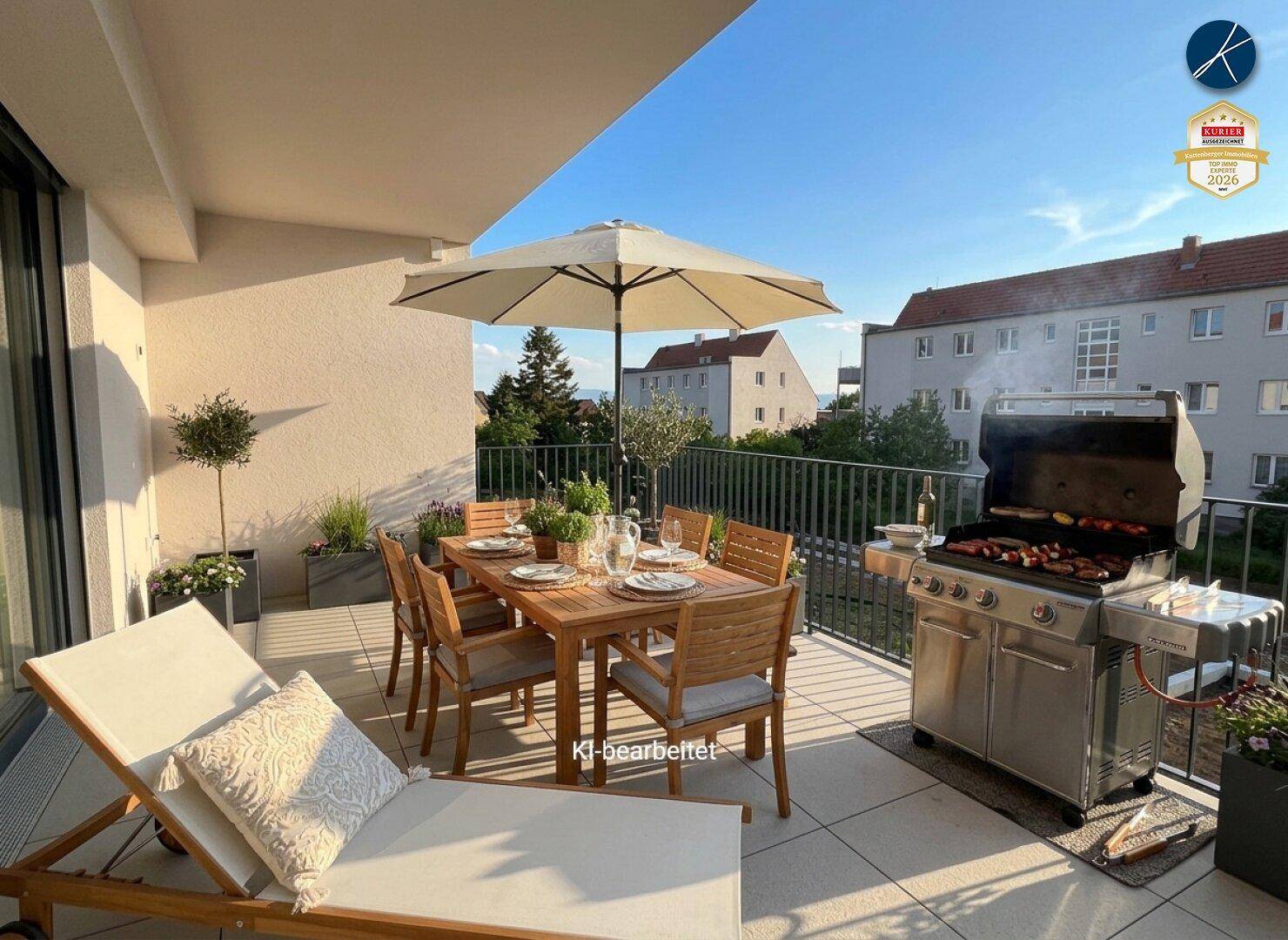 Geräumiger Balkon mit Essbereich, Grillstation und Sonnenliege, ideal für entspannte Abende.