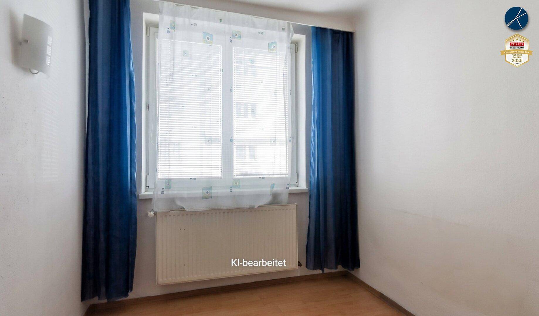 Gemütlicher Raum mit Holzfußboden und Fenster, ideal als Schlaf- oder Arbeitszimmer nutzbar.