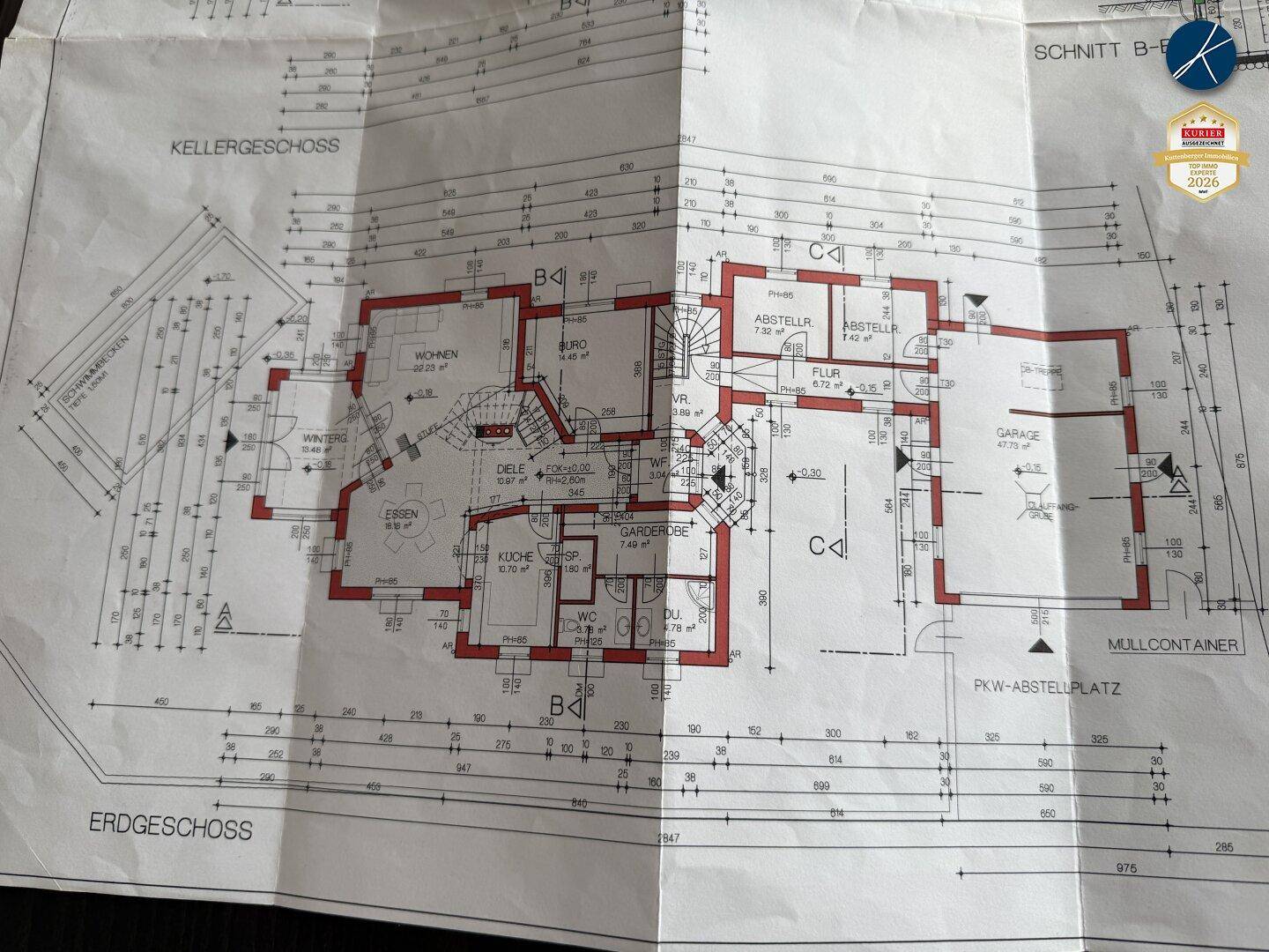 Grundriss des Erdgeschosses mit Wohnbereich, Küche, Büro, Wintergarten und Garage.