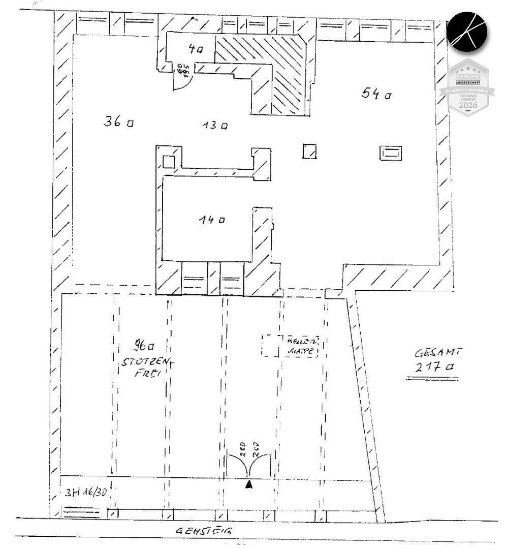 Handgezeichneter Grundriss mit verschiedenen Bereichen und Maßangaben, inklusive Keller und Gehsteig.