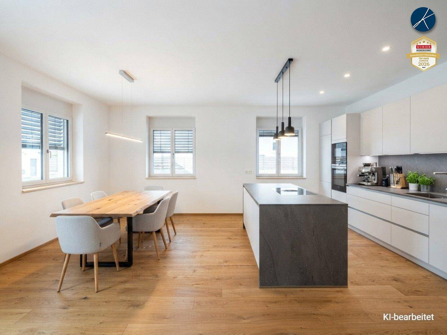 Moderne offene Küche mit Kücheninsel, Esstisch und hellem Holzfußboden.