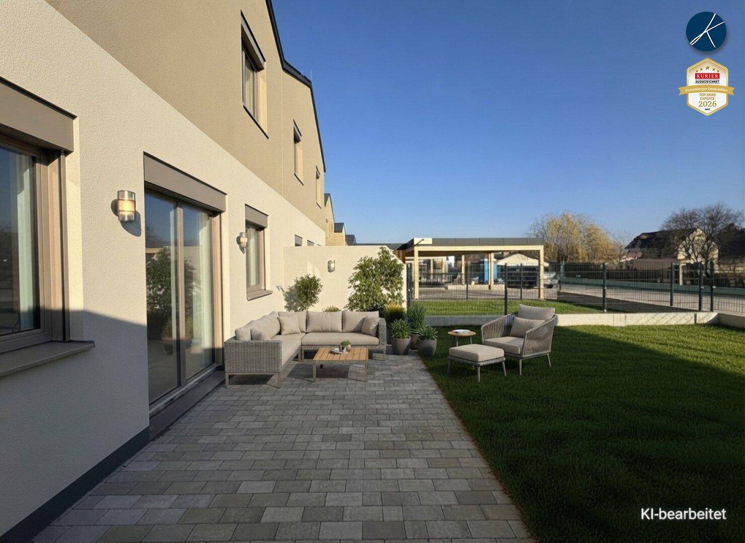 Gemütliche Terrasse mit modernen Gartenmöbeln und Zugang zum grünen Rasenbereich.