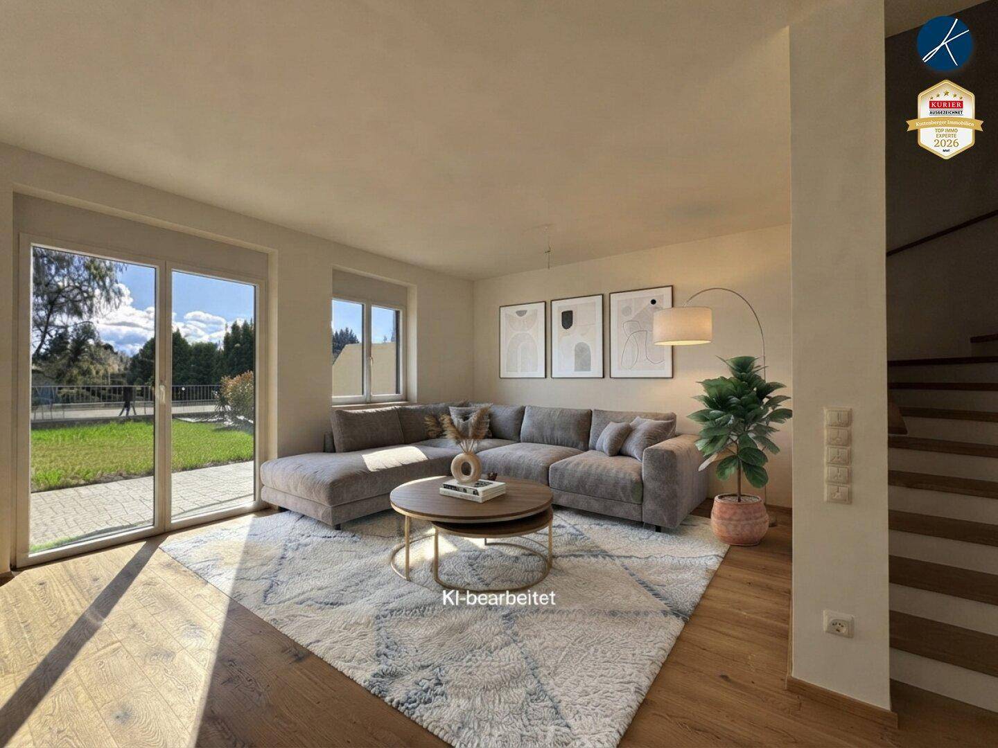 Helles Wohnzimmer mit großem Ecksofa, Holzboden und Zugang zu einer Terrasse und dem Garten.