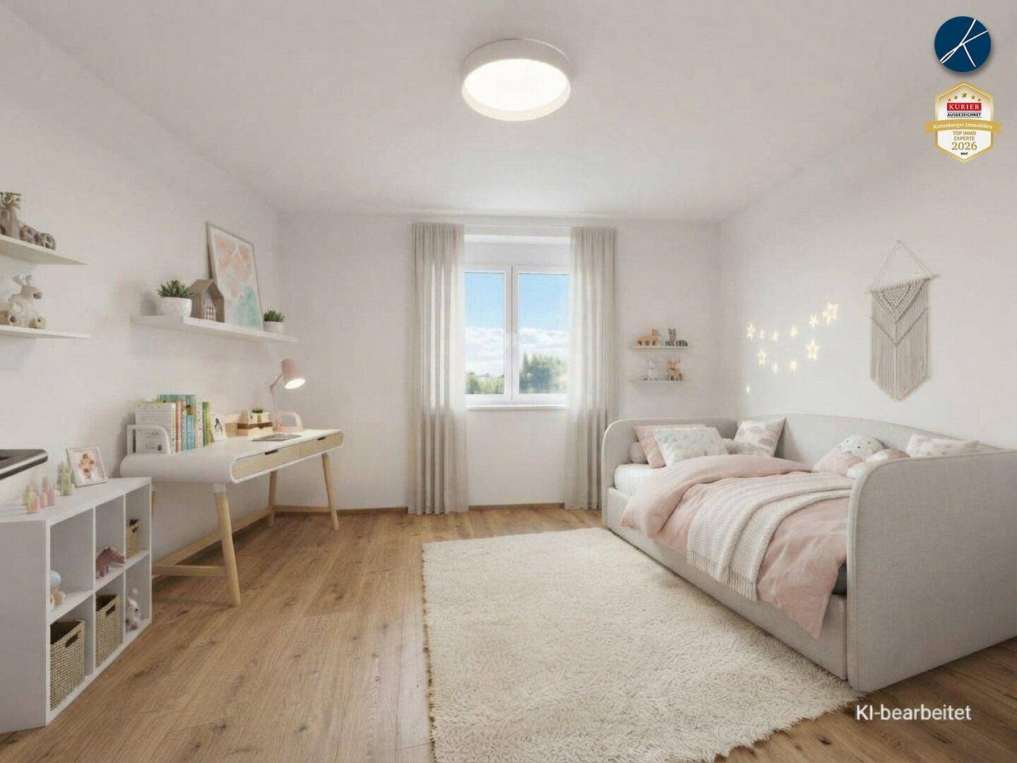 Helles Kinderzimmer mit Holzboden, Schreibtisch, Regalen und einem großen Fenster.