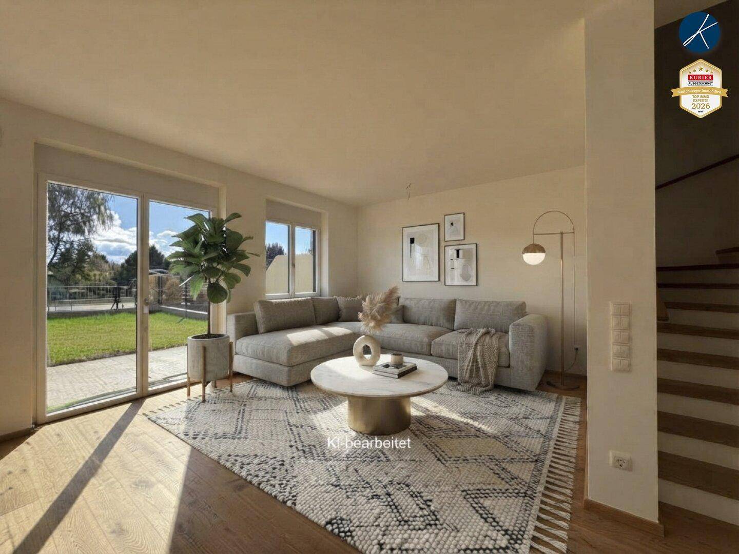 Lichtdurchflutetes Wohnzimmer mit modernem Sofa, Holzboden und direktem Zugang zum grünen Garten.
