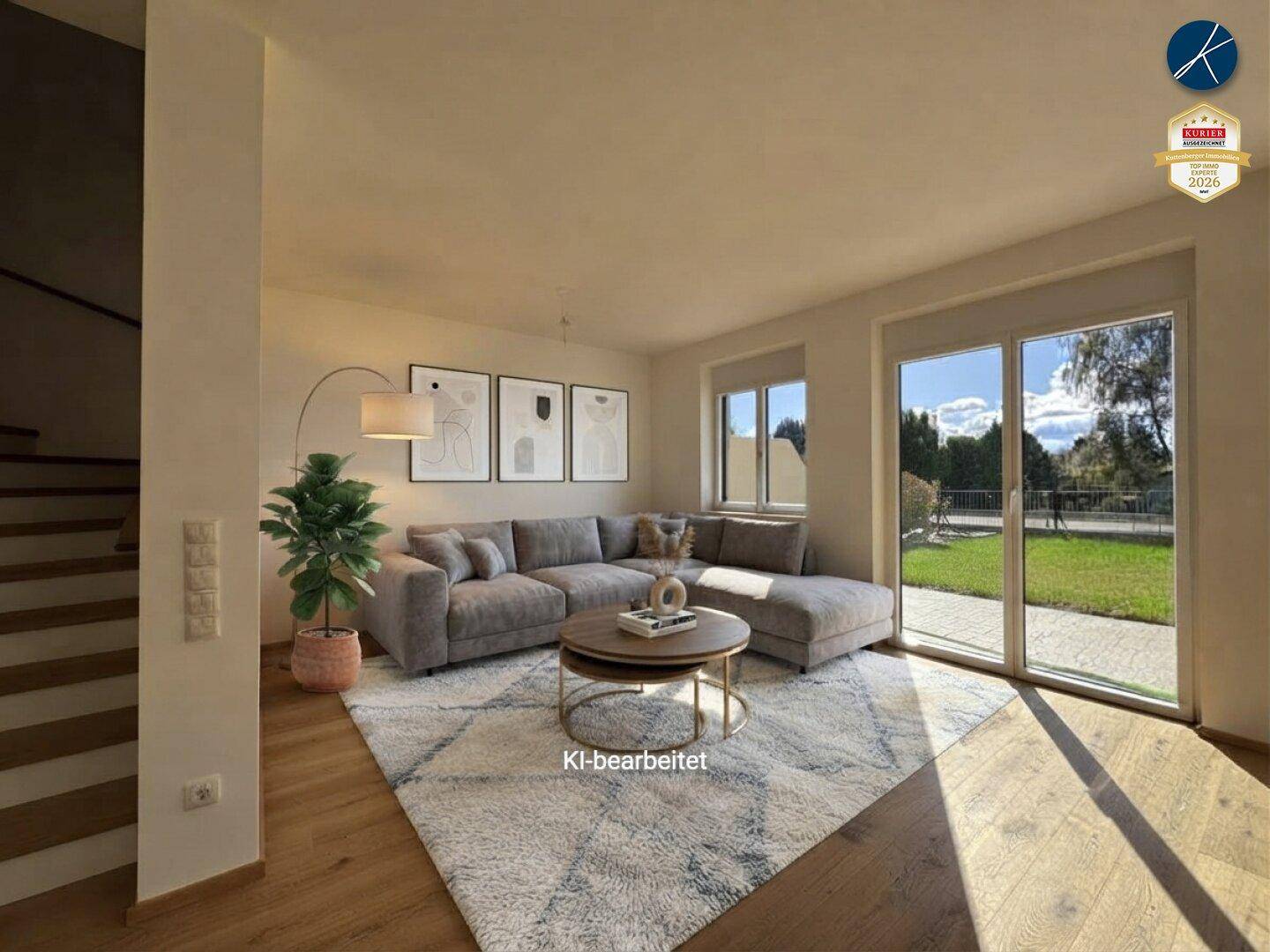 Helles Wohnzimmer mit großem Ecksofa, Holzboden und Zugang zum Garten.