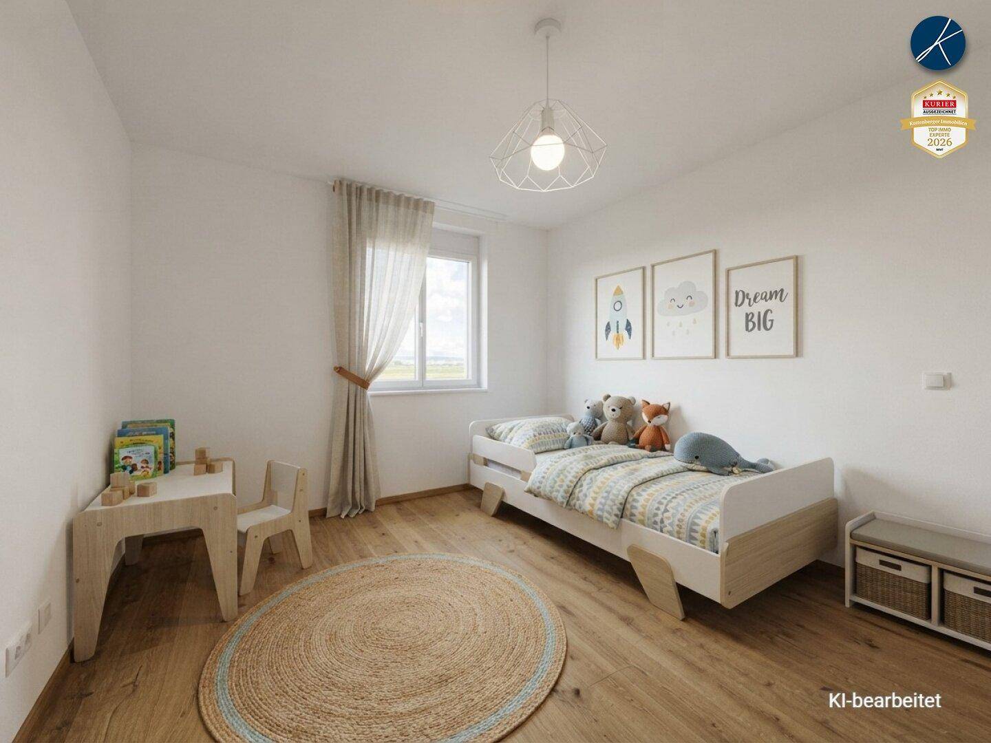 Kinderzimmer mit Holzboden, kleinem Bett und kindgerechter Dekoration.