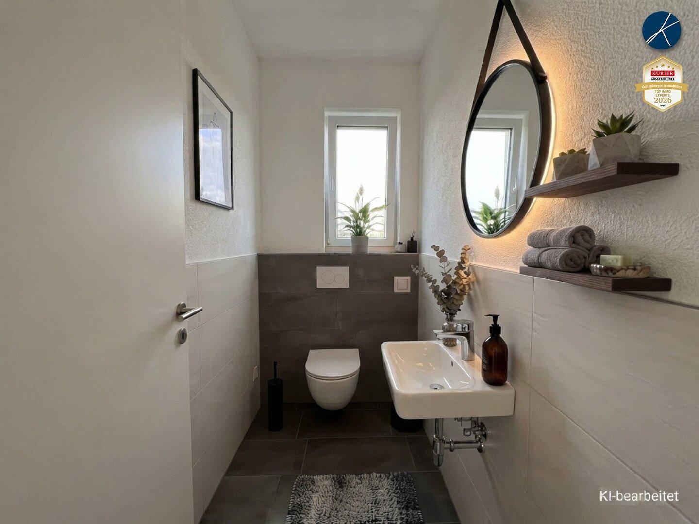Modernes Gäste-WC mit wandhängendem WC, Waschbecken, Spiegel und einem Fenster für Tageslicht.