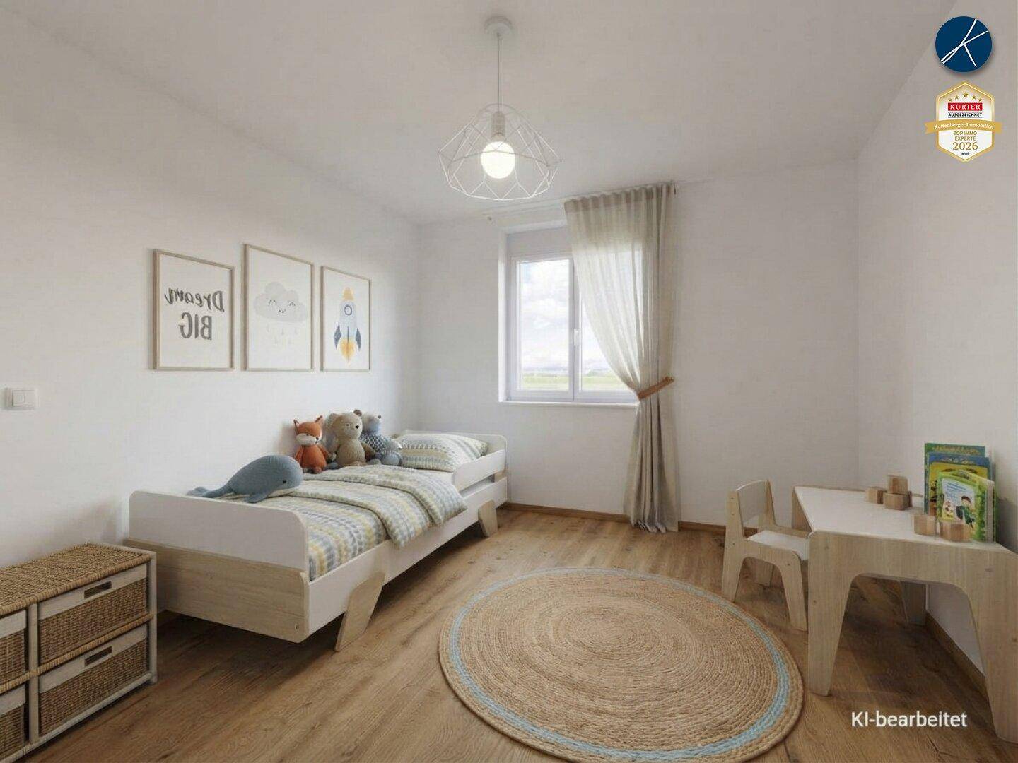 Freundliches Kinderzimmer mit Holzboden, Einzelbett und einem kleinen Tisch mit Stuhl.