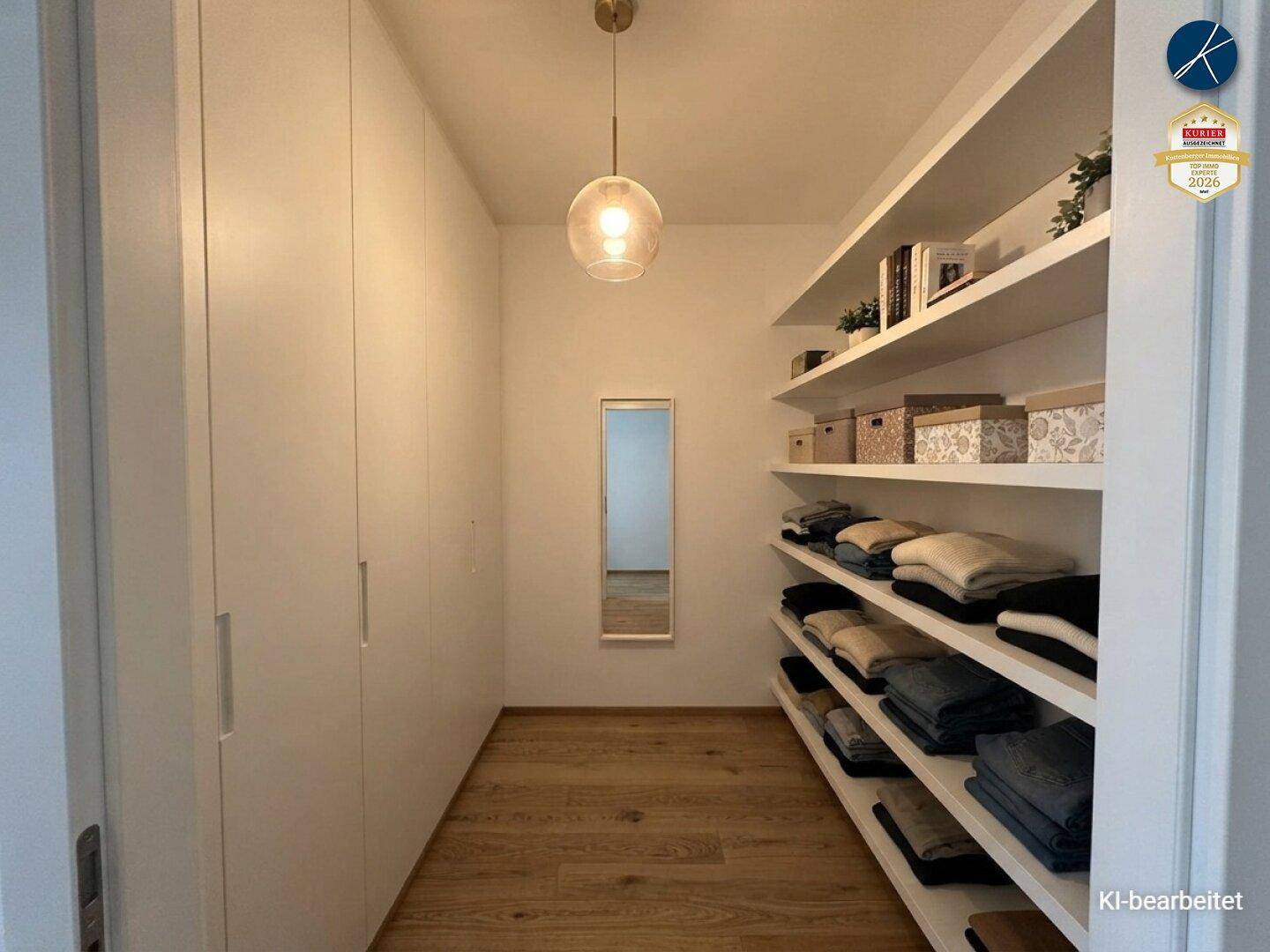Geräumiger begehbarer Kleiderschrank mit offenen Regalen und integrierten Schränken.